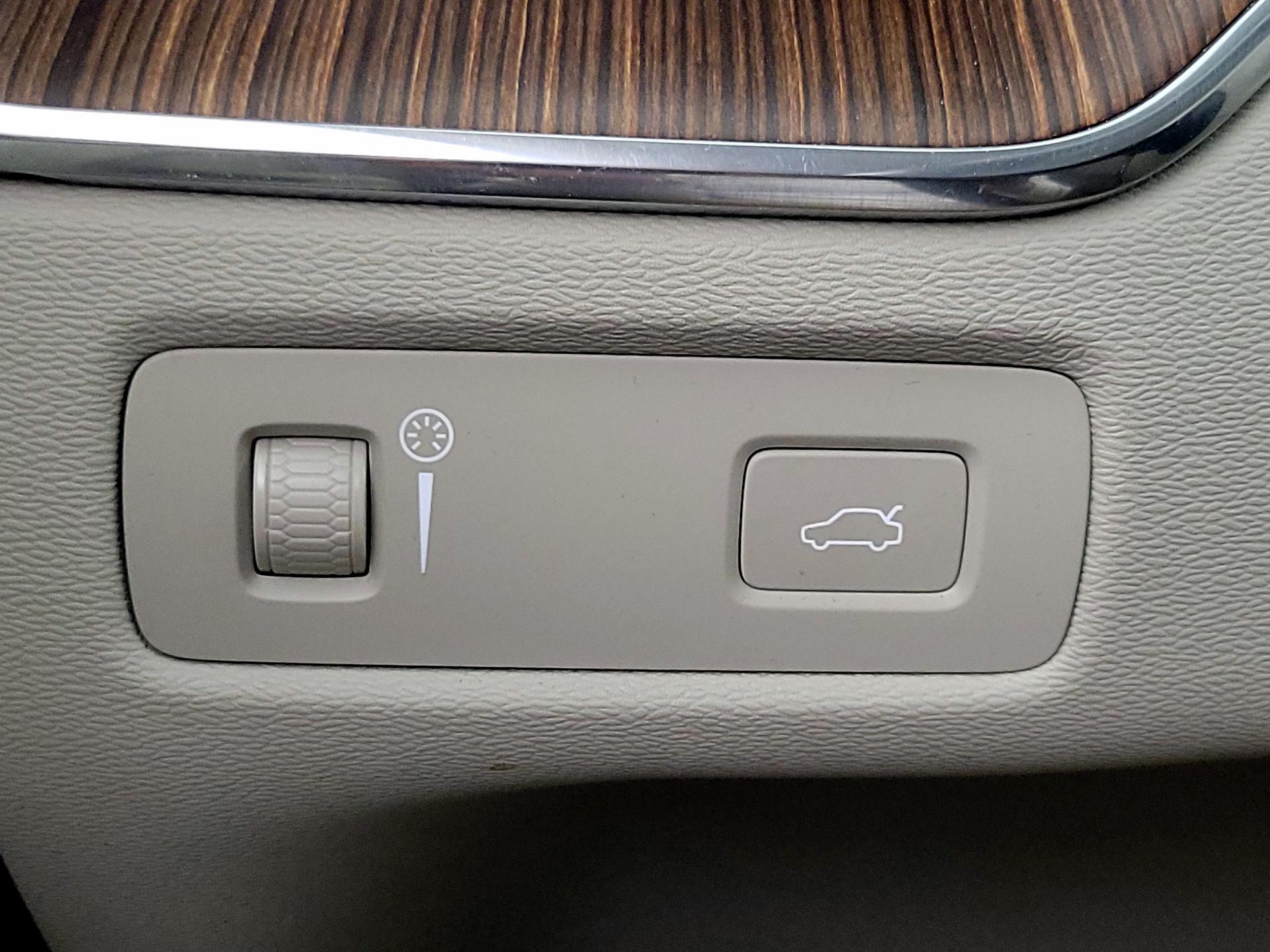 Thumbnail: 2020 Volvo XC60 - 13