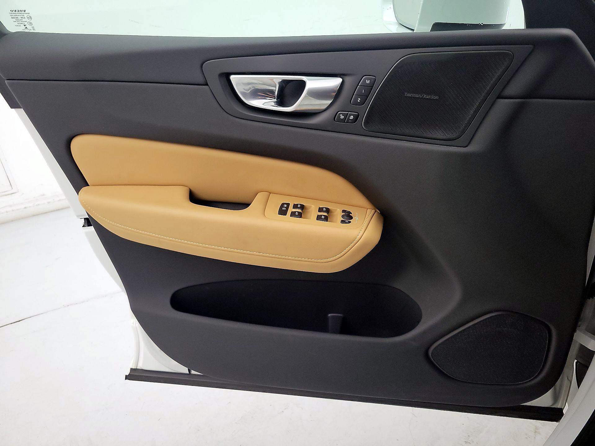 Thumbnail: 2022 Volvo XC60 - 12