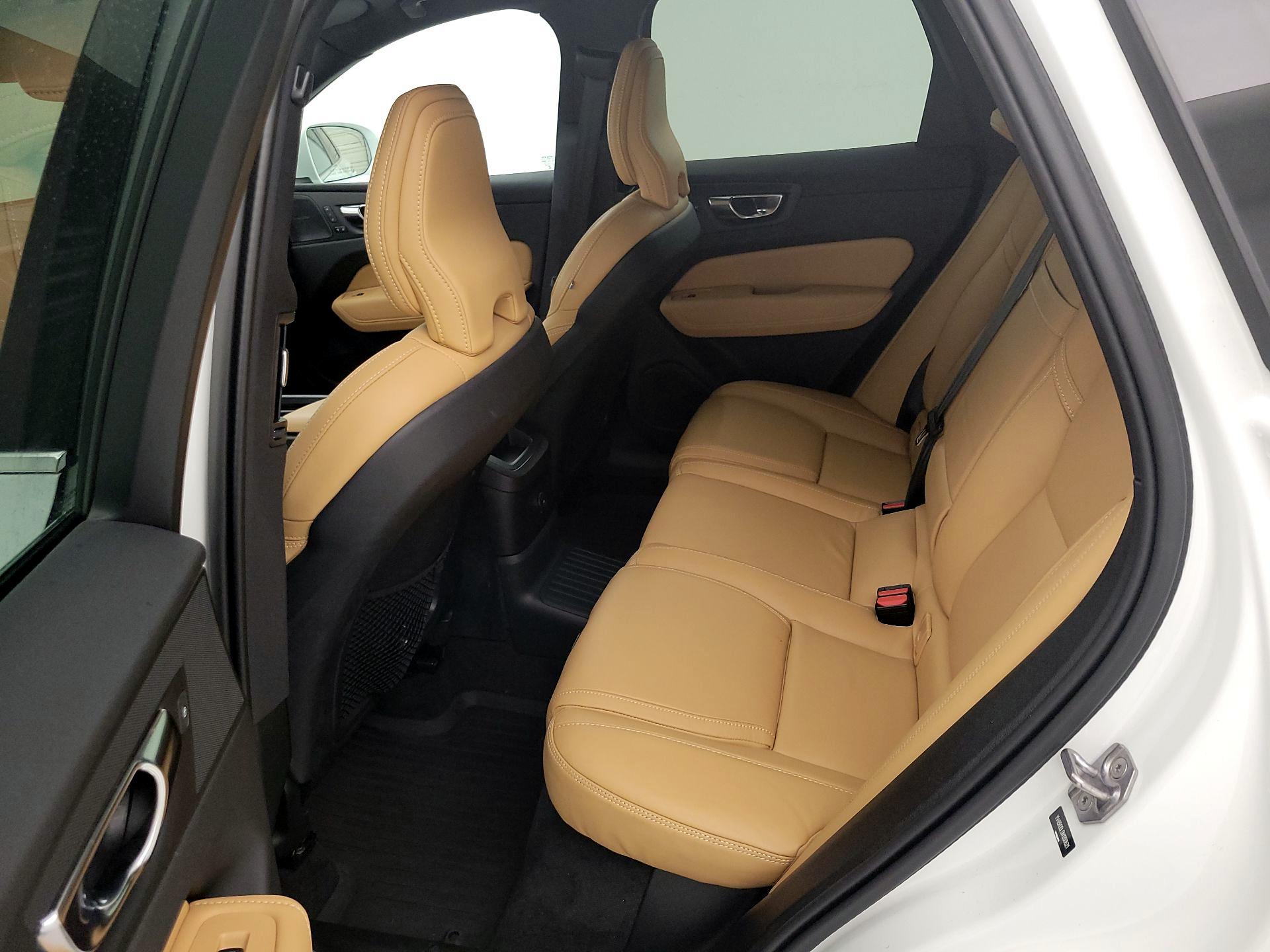 Thumbnail: 2022 Volvo XC60 - 18