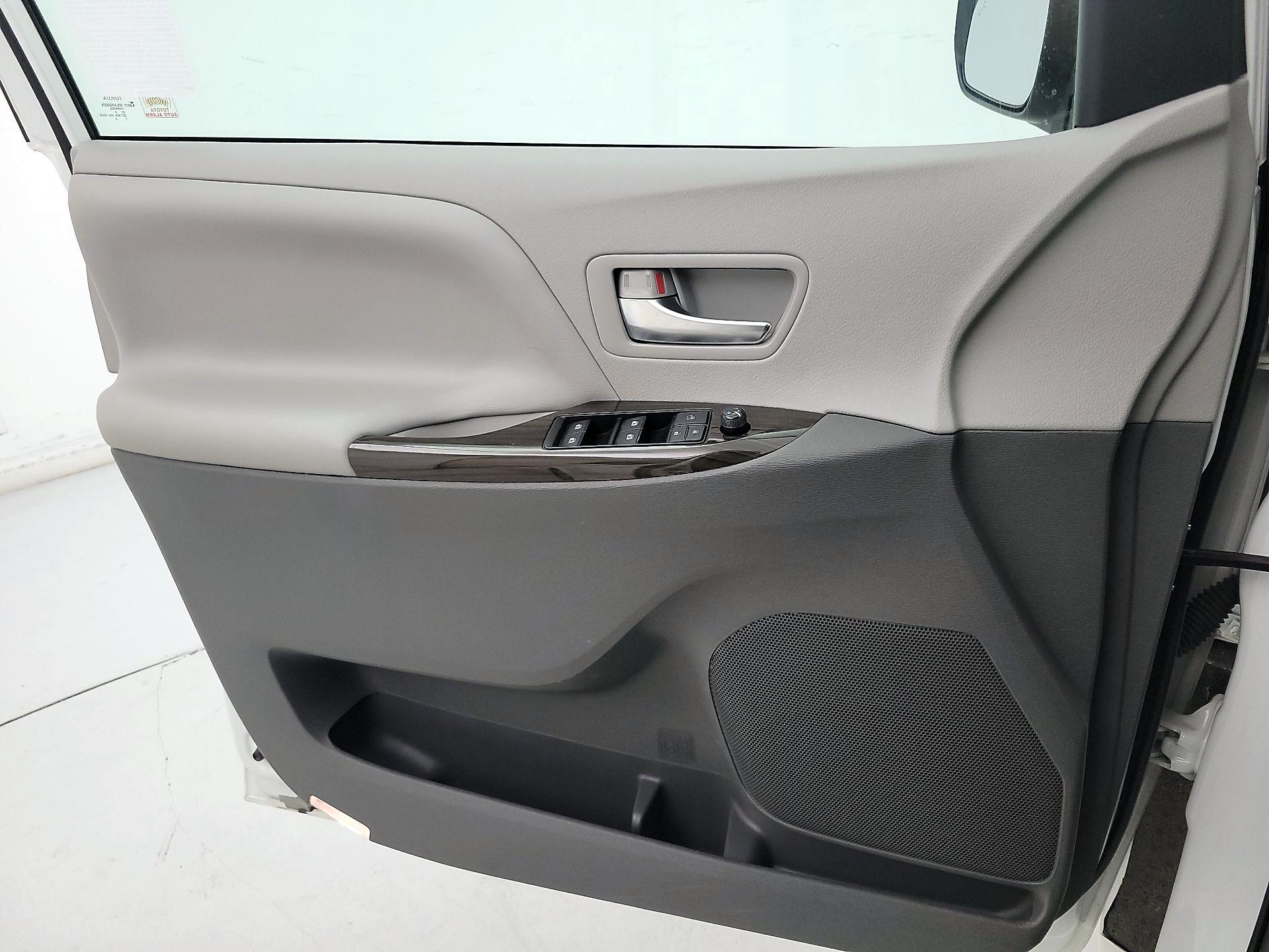 Thumbnail: 2020 Toyota Sienna - 12