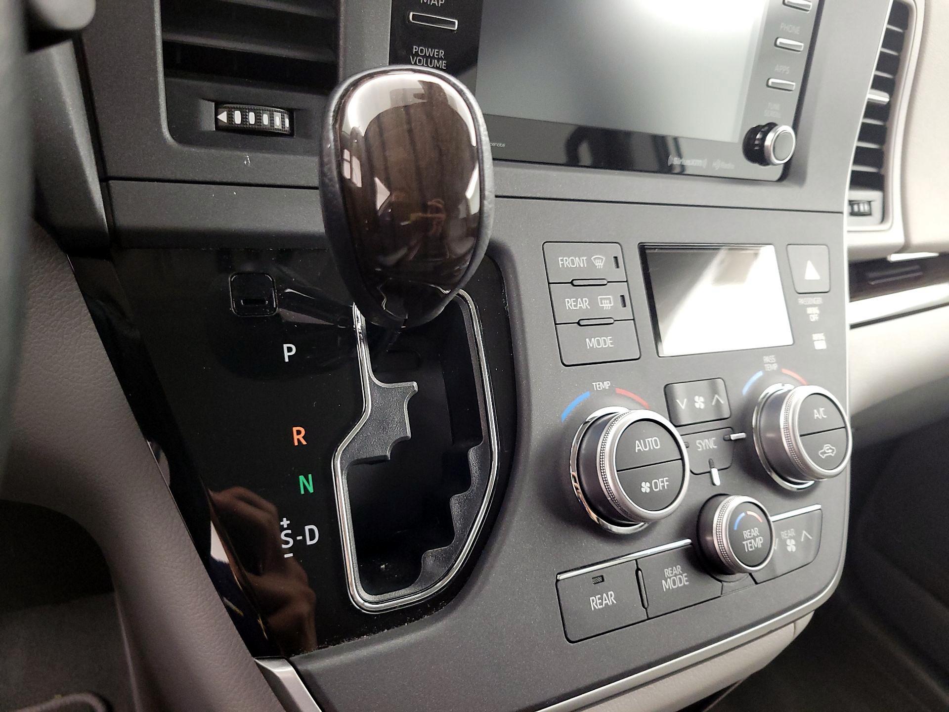 Thumbnail: 2020 Toyota Sienna - 18