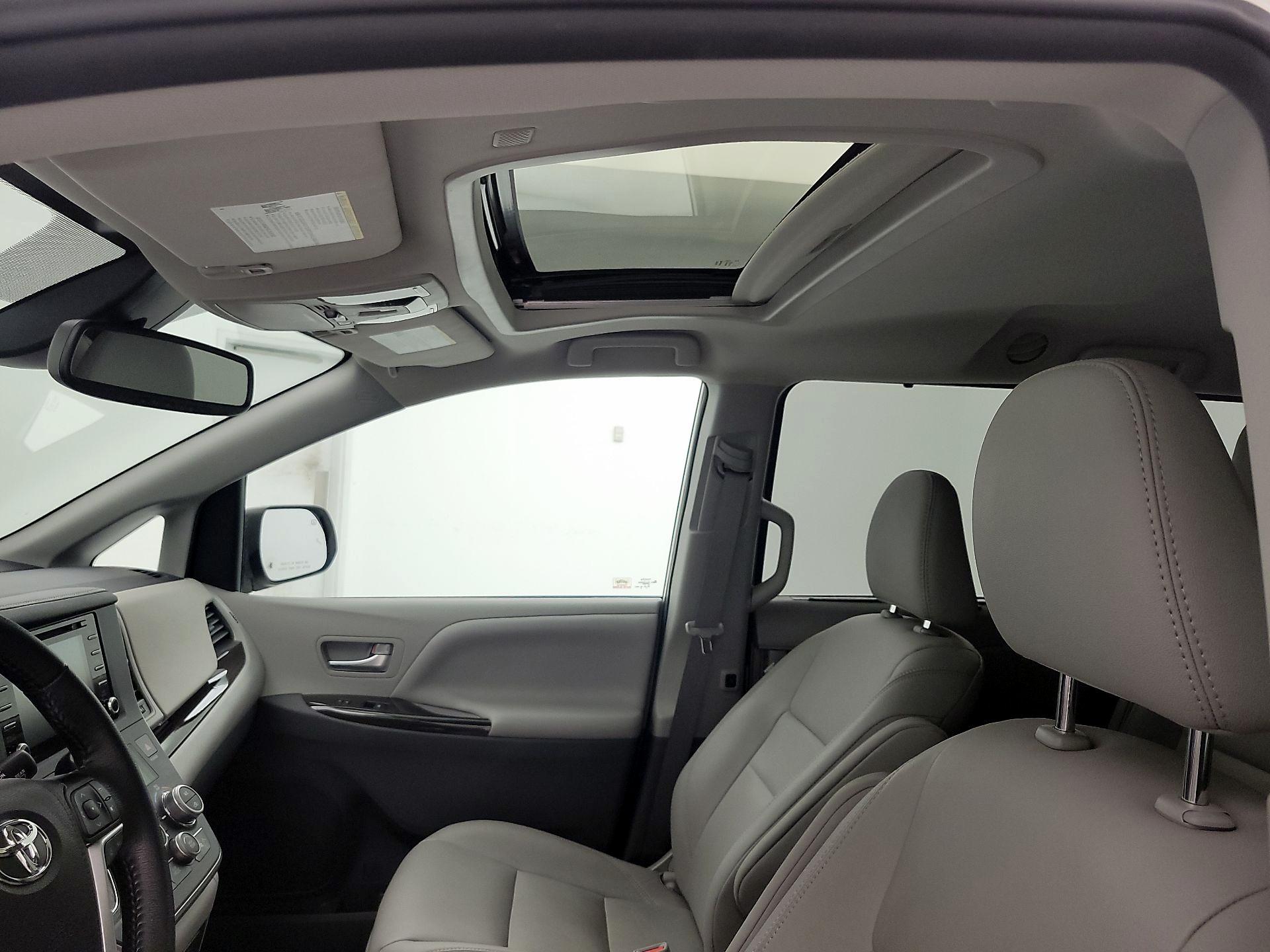 Thumbnail: 2020 Toyota Sienna - 19