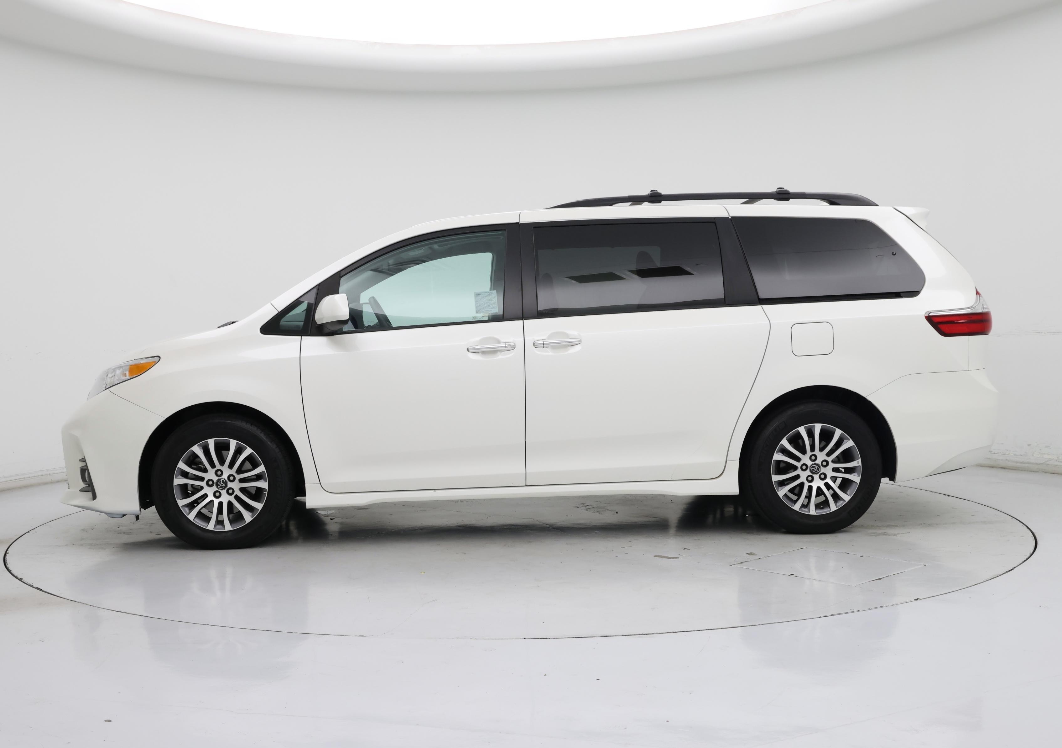Thumbnail: 2020 Toyota Sienna - 3