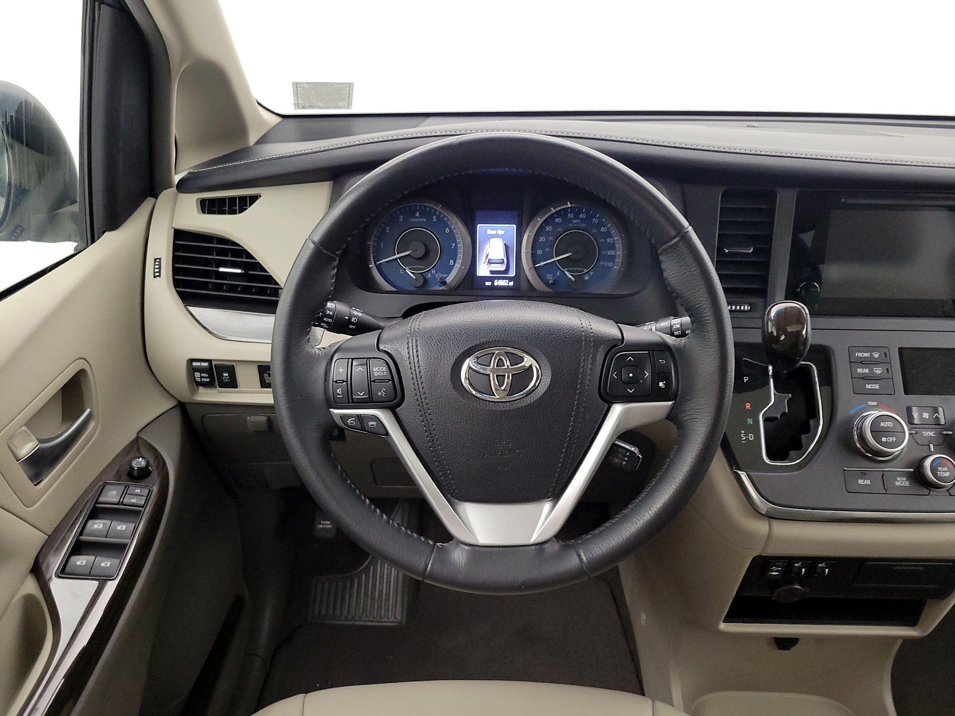Thumbnail: 2017 Toyota Sienna - 10