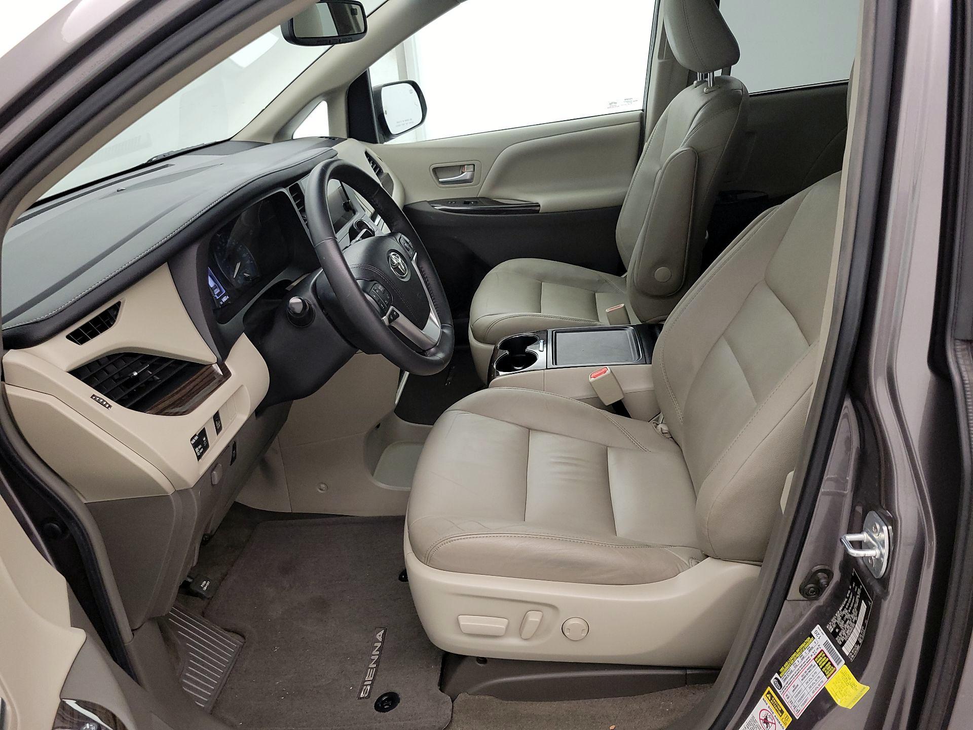 Thumbnail: 2017 Toyota Sienna - 11