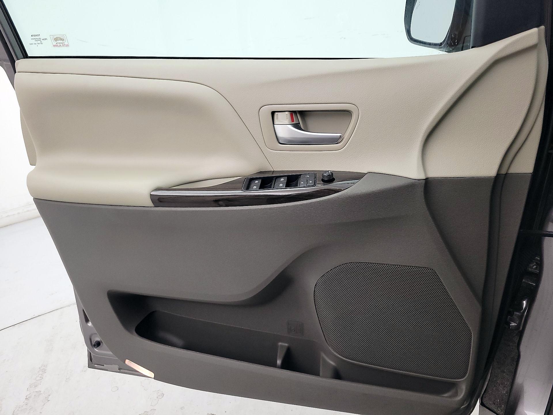 Thumbnail: 2017 Toyota Sienna - 12