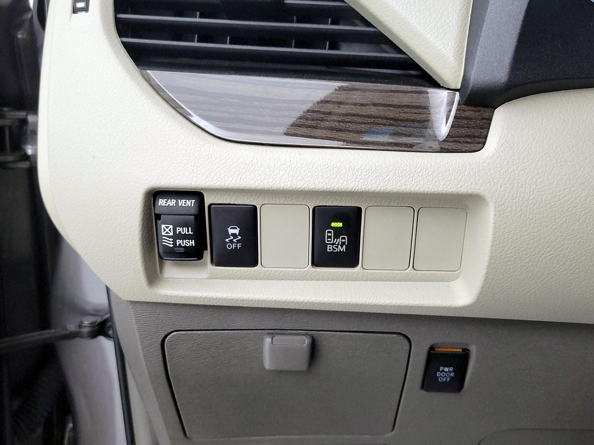 Thumbnail: 2017 Toyota Sienna - 13