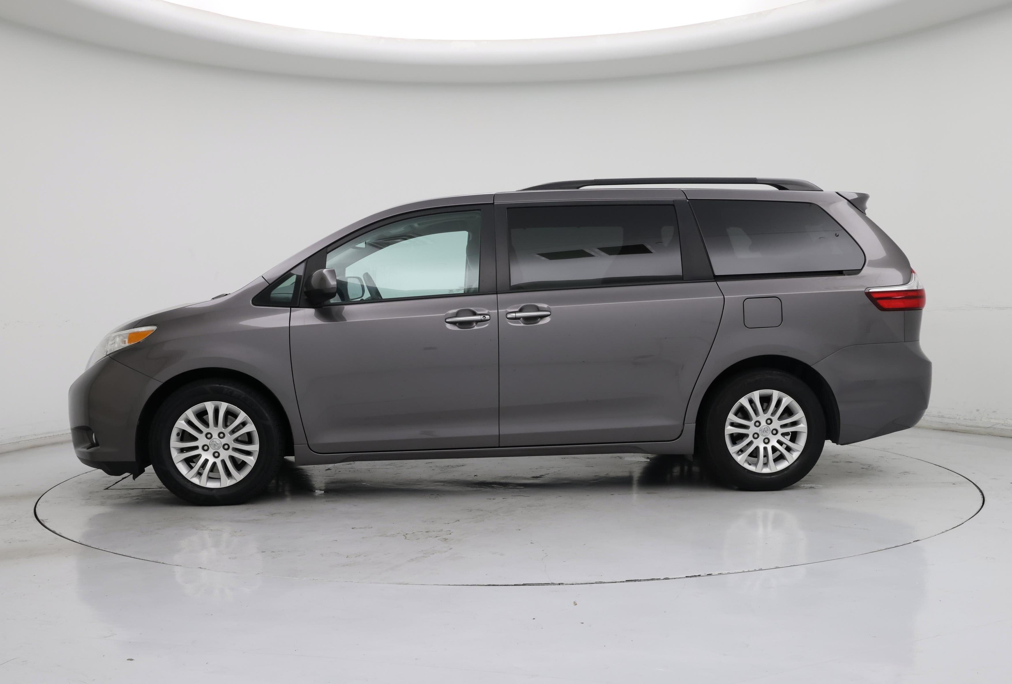 Thumbnail: 2017 Toyota Sienna - 3