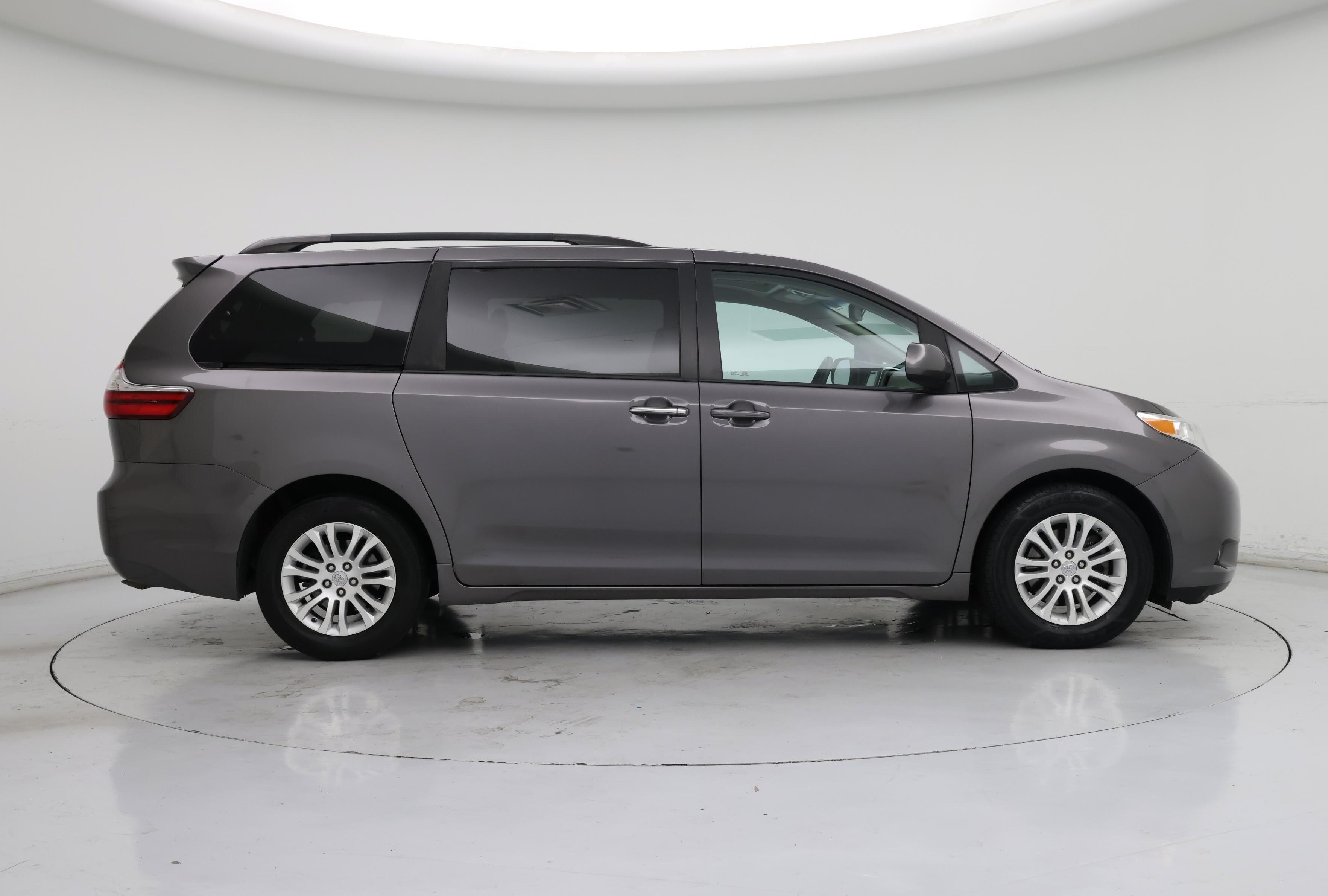 Thumbnail: 2017 Toyota Sienna - 7