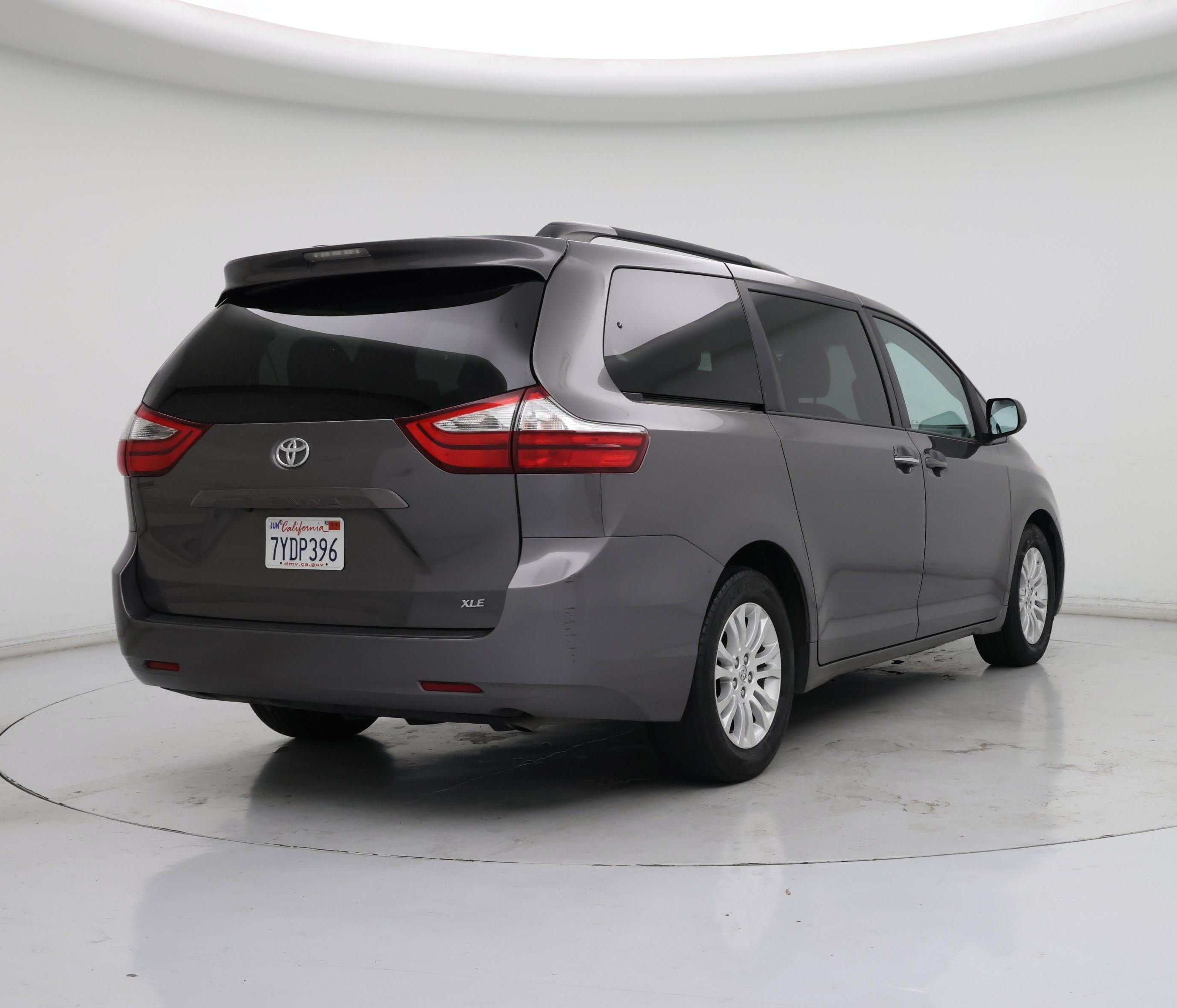 Thumbnail: 2017 Toyota Sienna - 8
