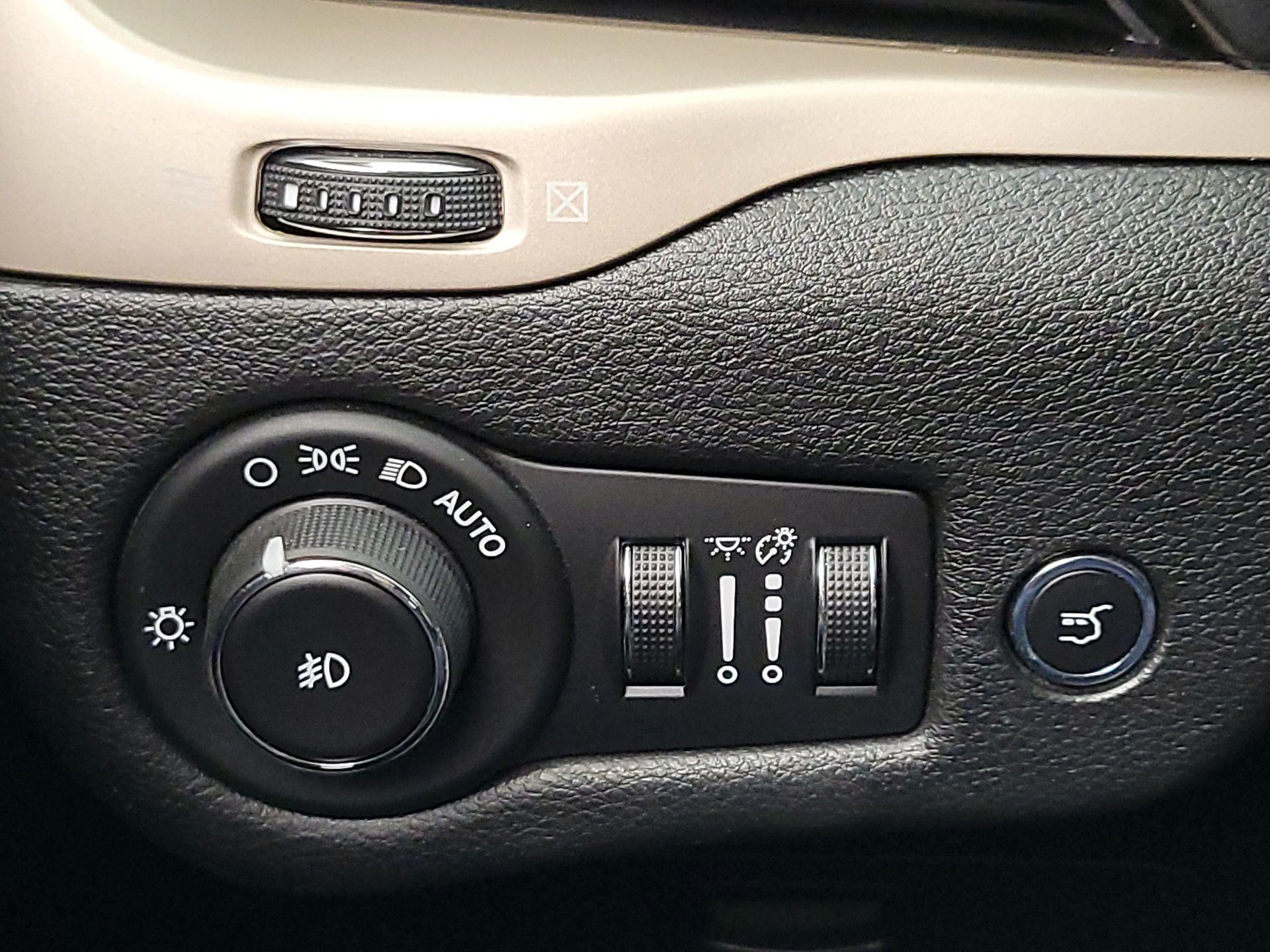 Thumbnail: 2015 Jeep Cherokee - 13