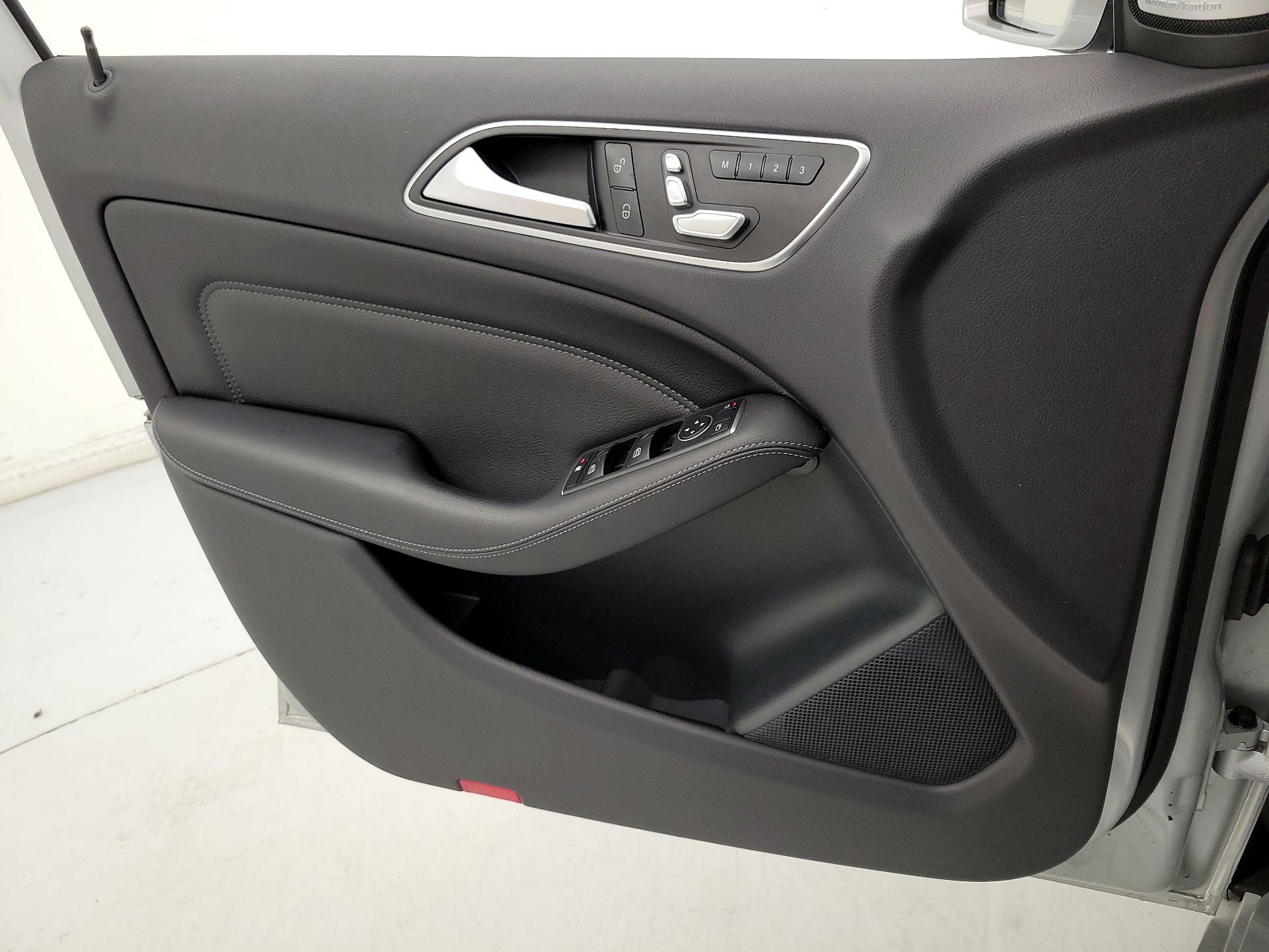 Thumbnail: 2015 Mercedes-Benz B-Class - 12