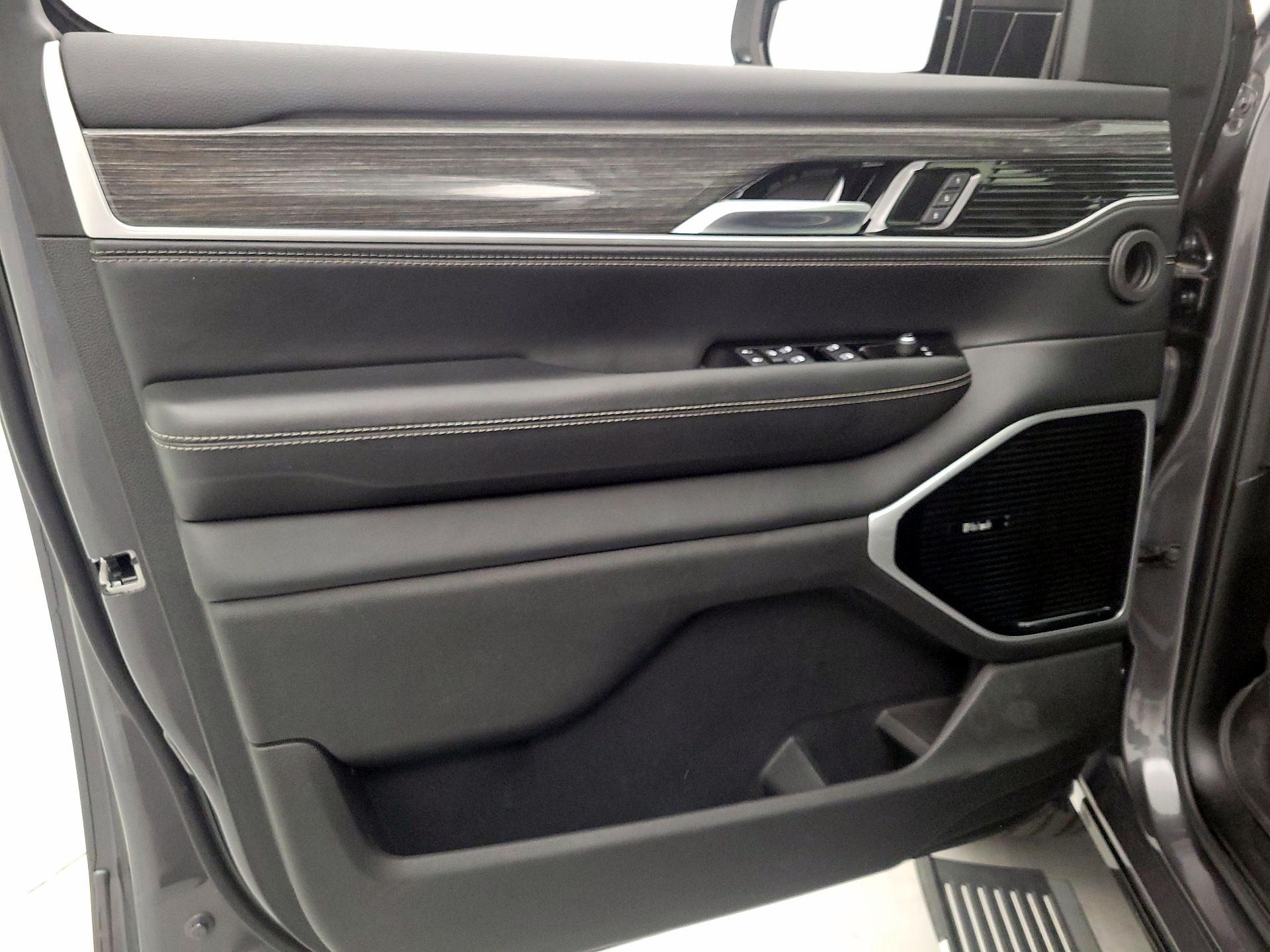 Thumbnail: 2022 Jeep Wagoneer - 12