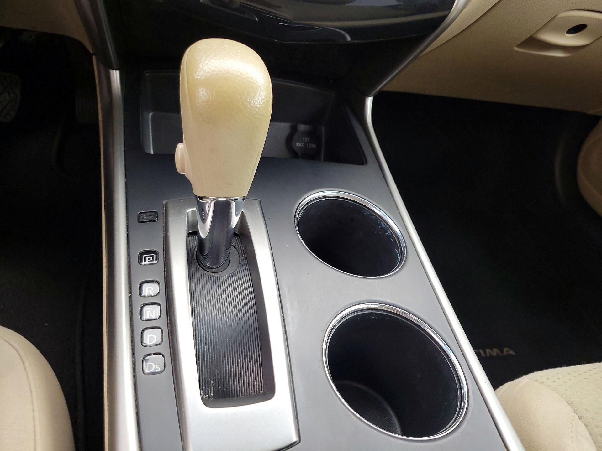Thumbnail: 2015 Nissan Altima - 16