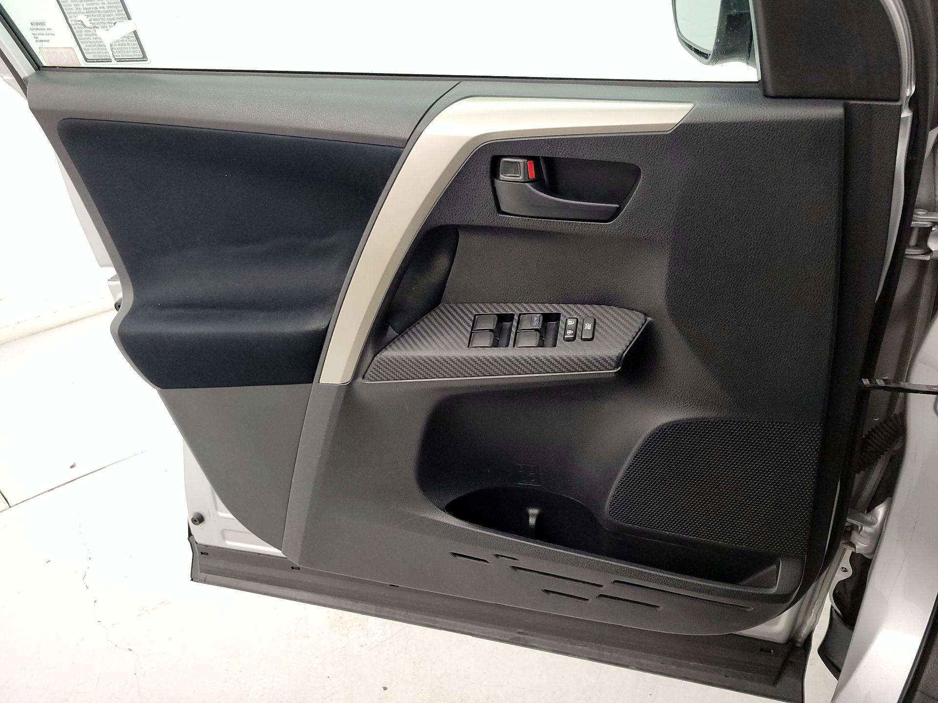 Thumbnail: 2015 Toyota RAV4 - 12