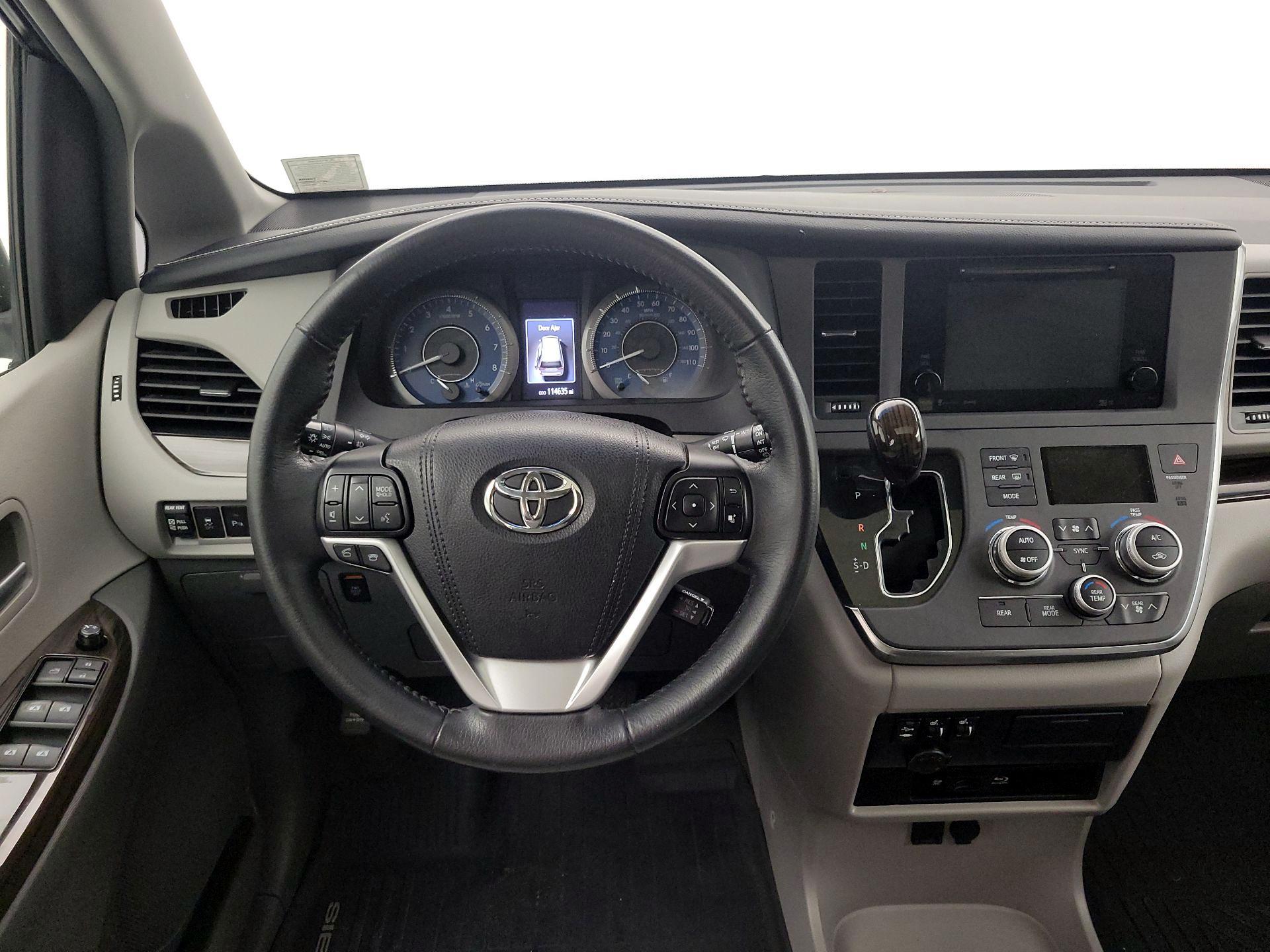 Thumbnail: 2017 Toyota Sienna - 10