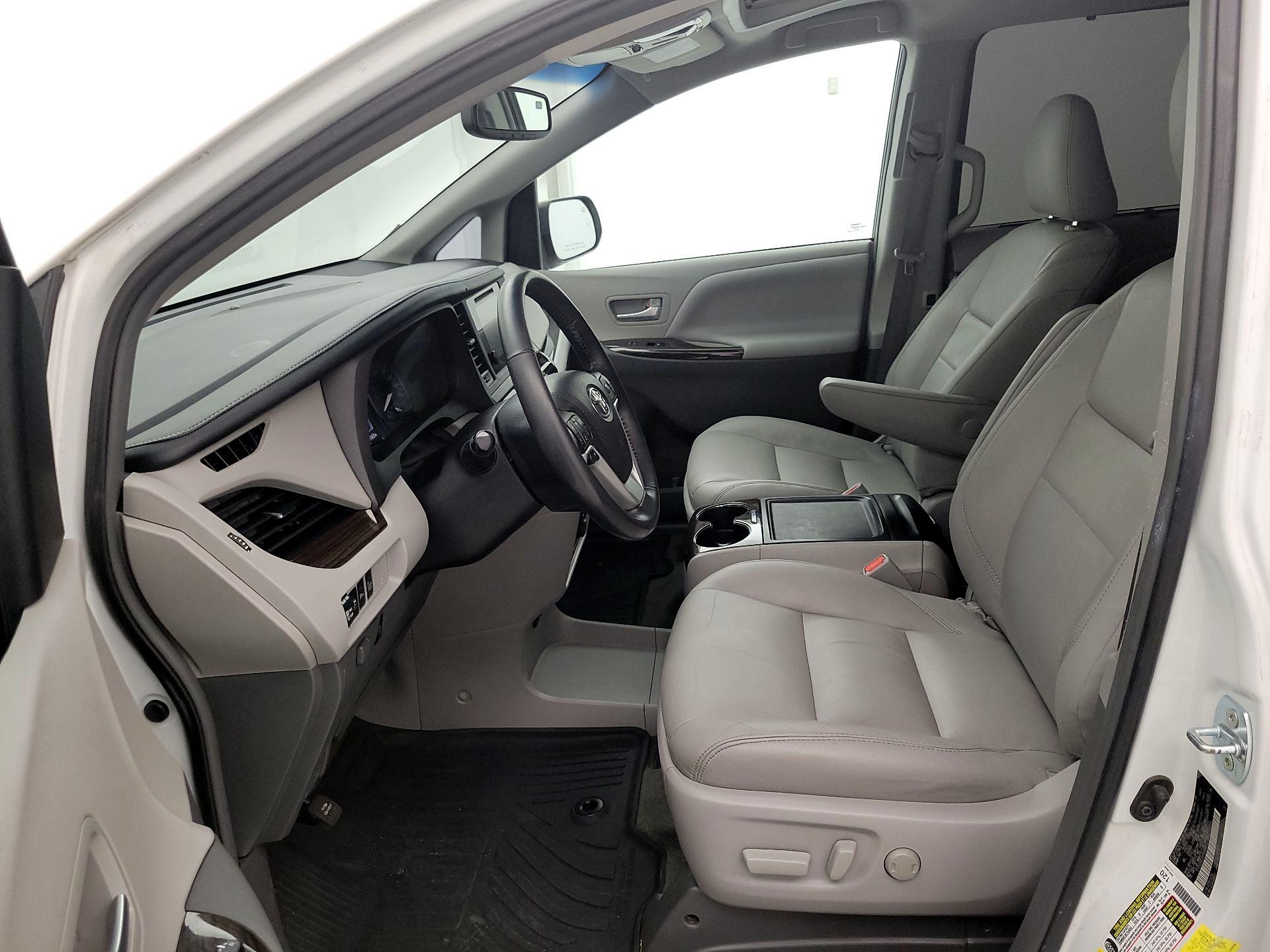 Thumbnail: 2017 Toyota Sienna - 11