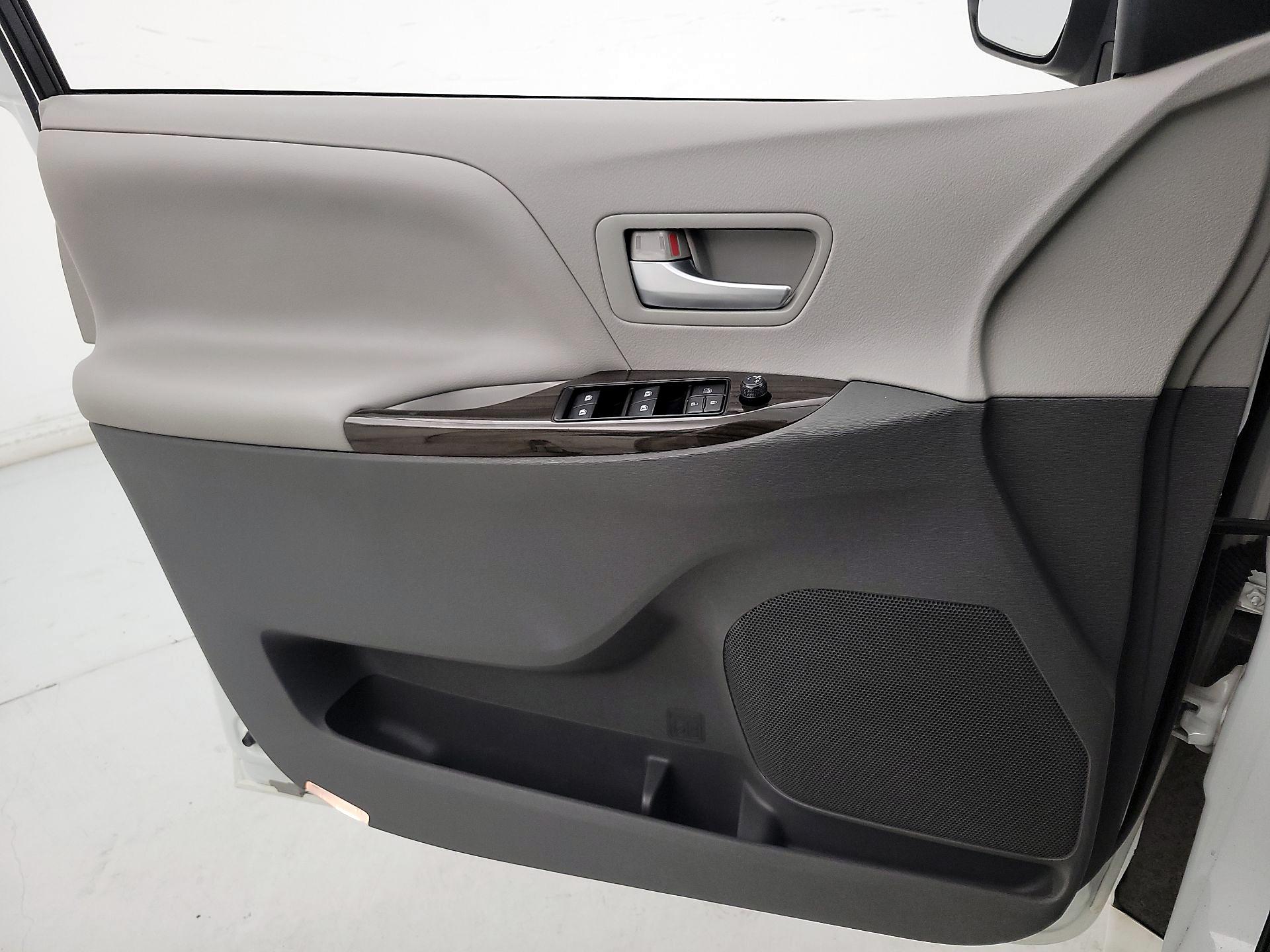 Thumbnail: 2017 Toyota Sienna - 12
