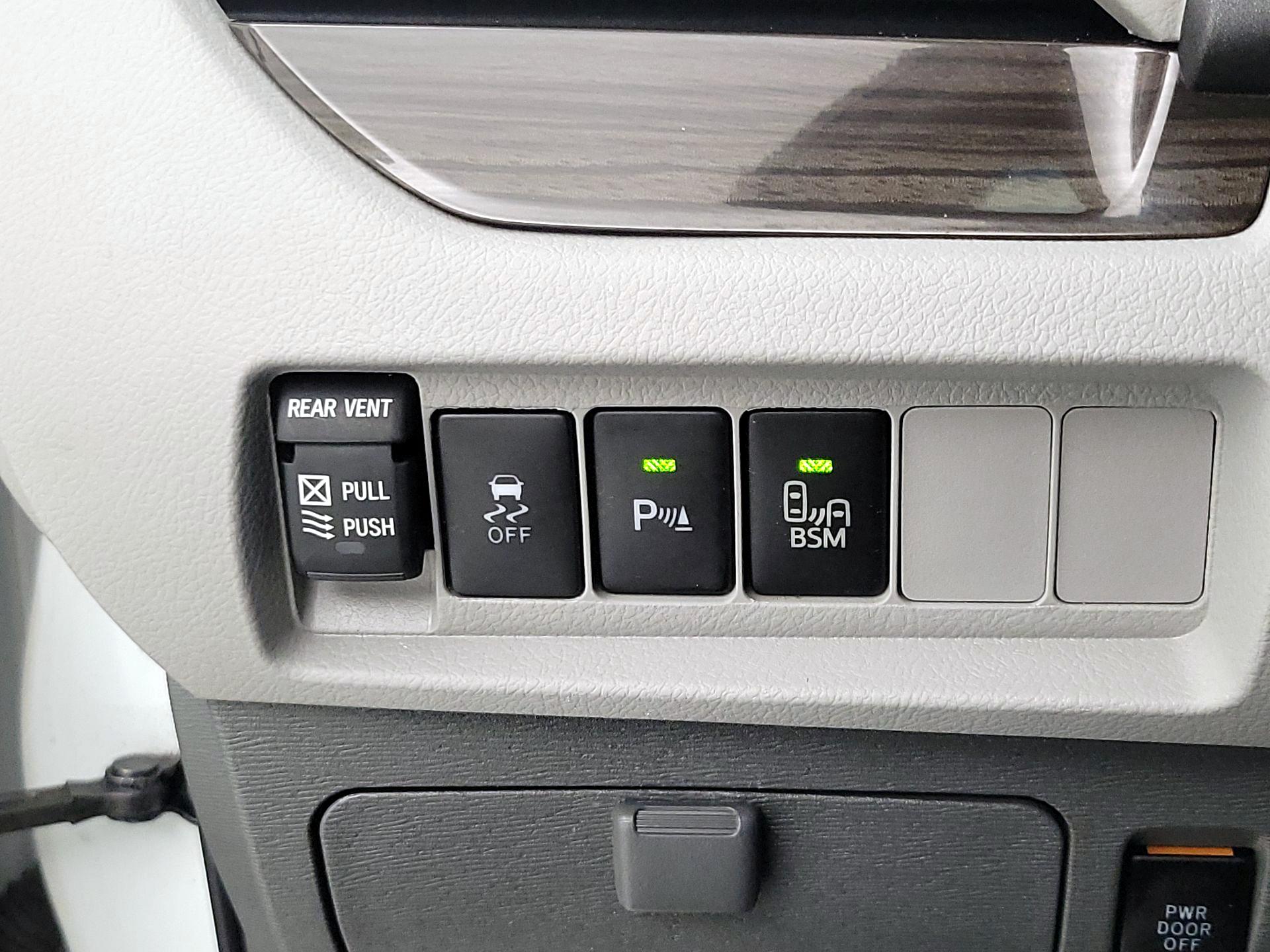 Thumbnail: 2017 Toyota Sienna - 13