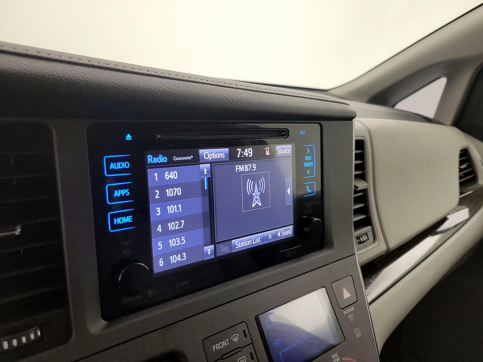 Thumbnail: 2017 Toyota Sienna - 15