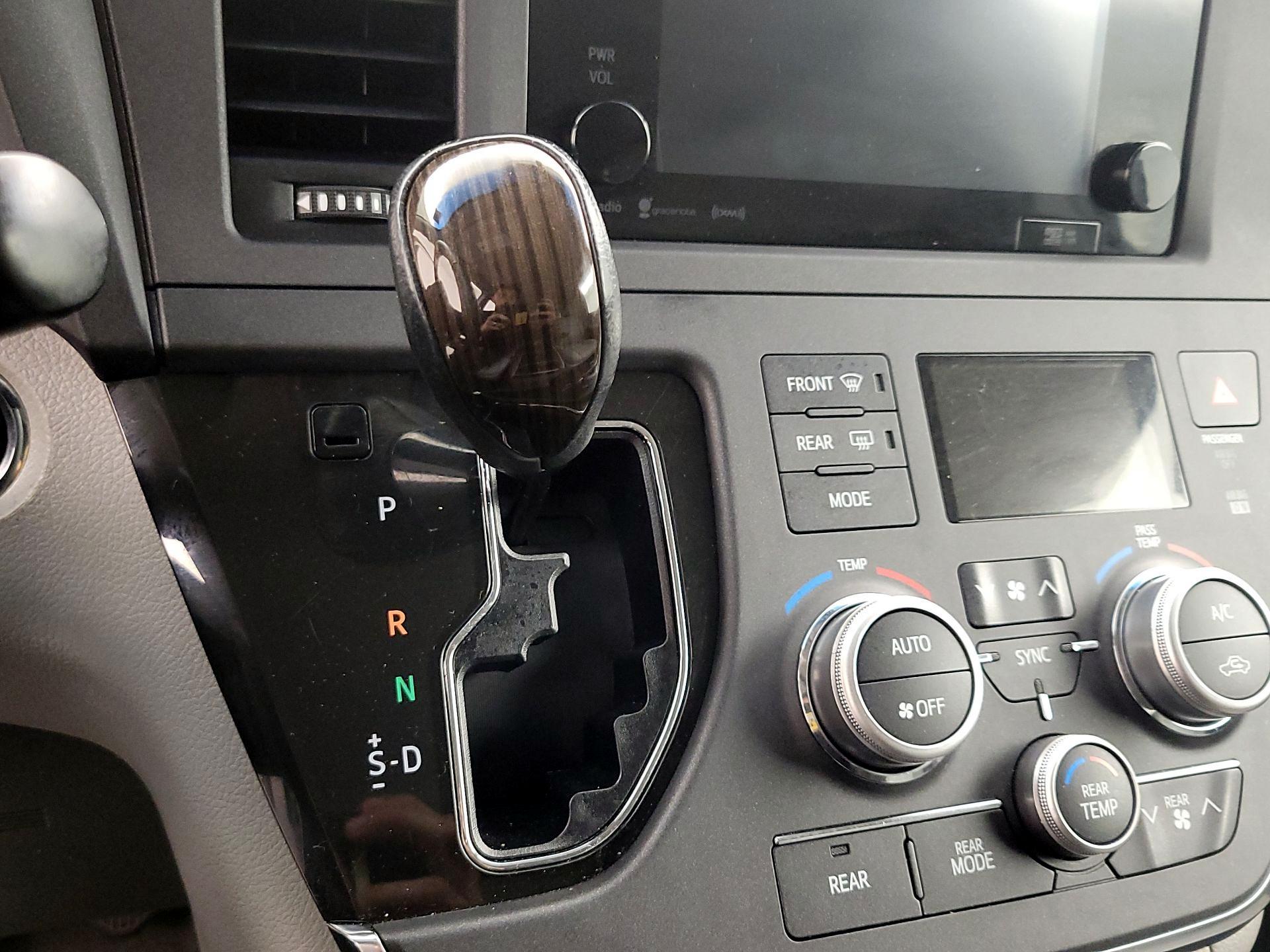 Thumbnail: 2017 Toyota Sienna - 17