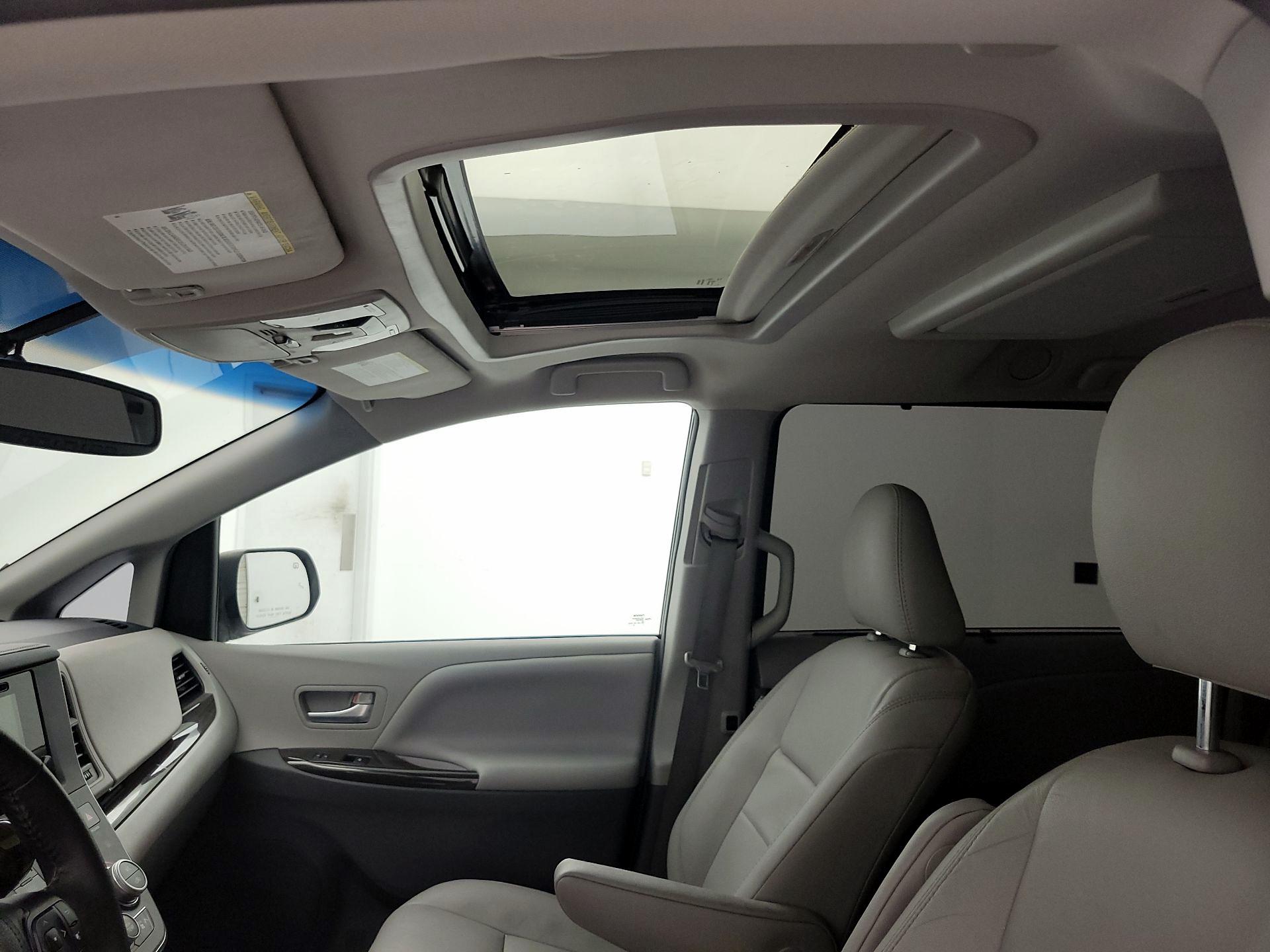 Thumbnail: 2017 Toyota Sienna - 19