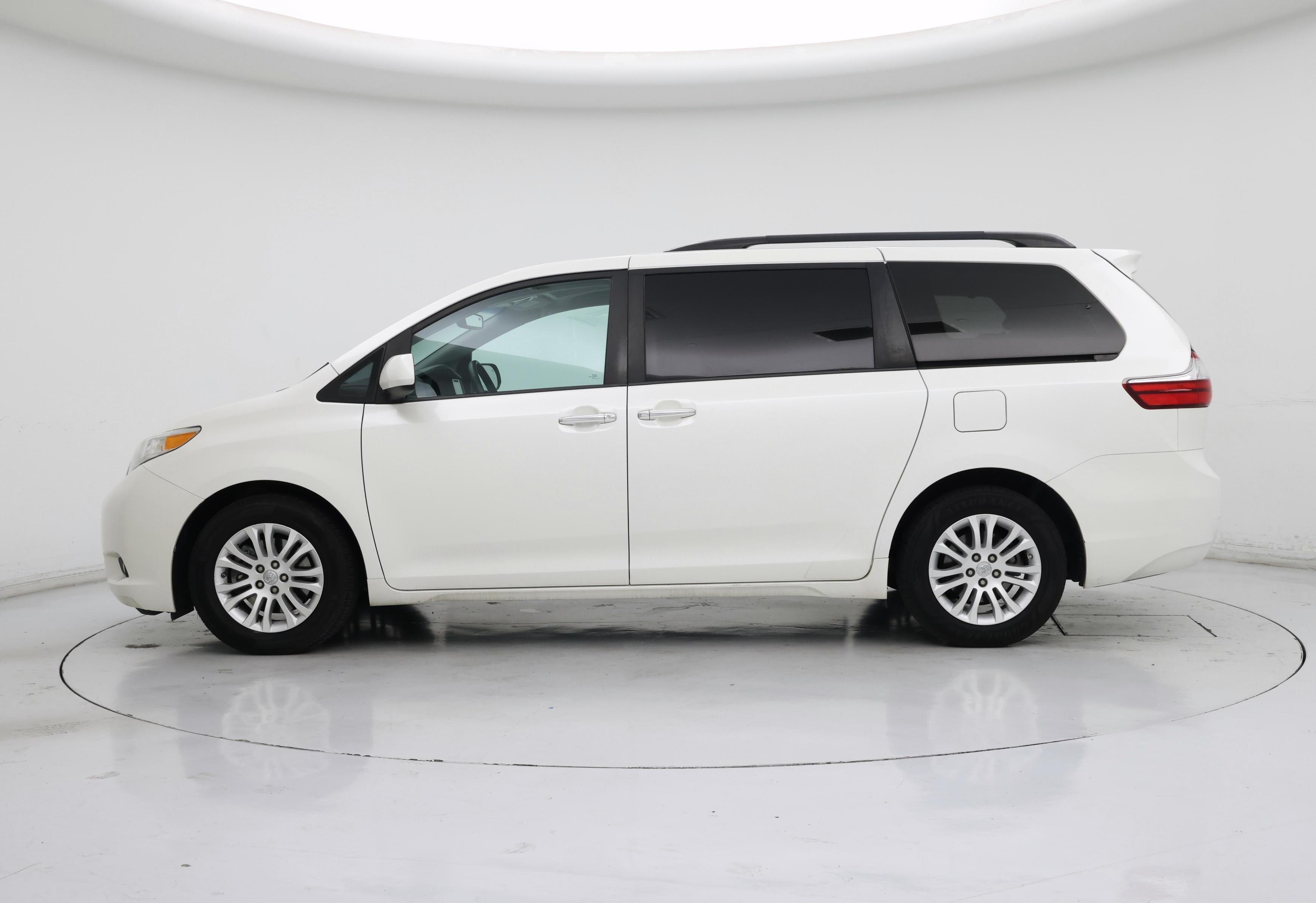 Thumbnail: 2017 Toyota Sienna - 3