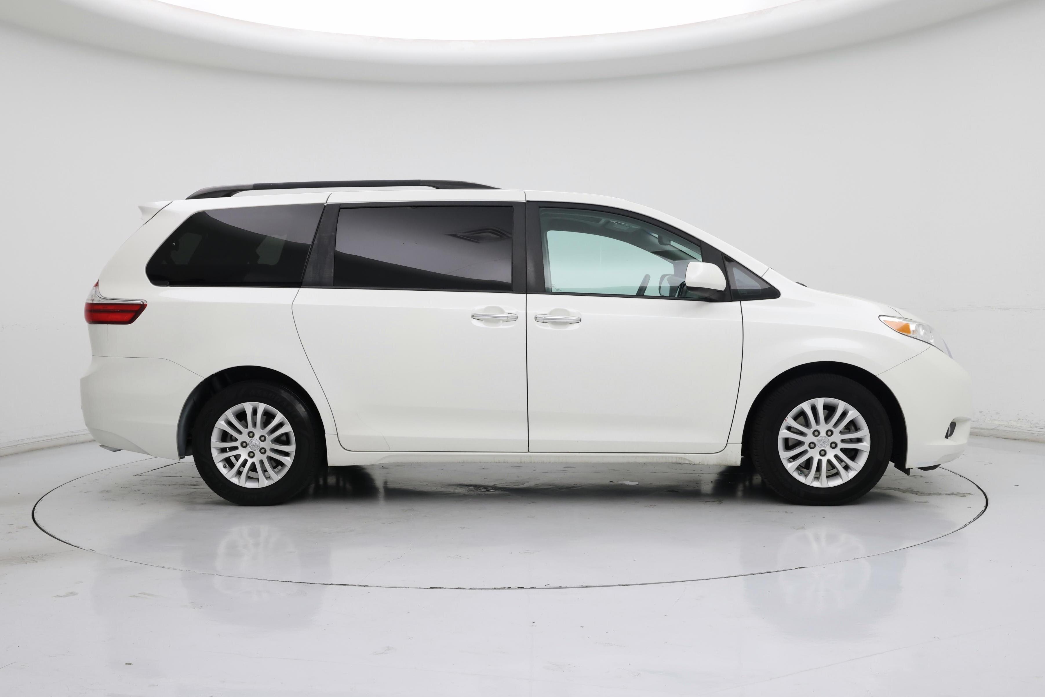 Thumbnail: 2017 Toyota Sienna - 7