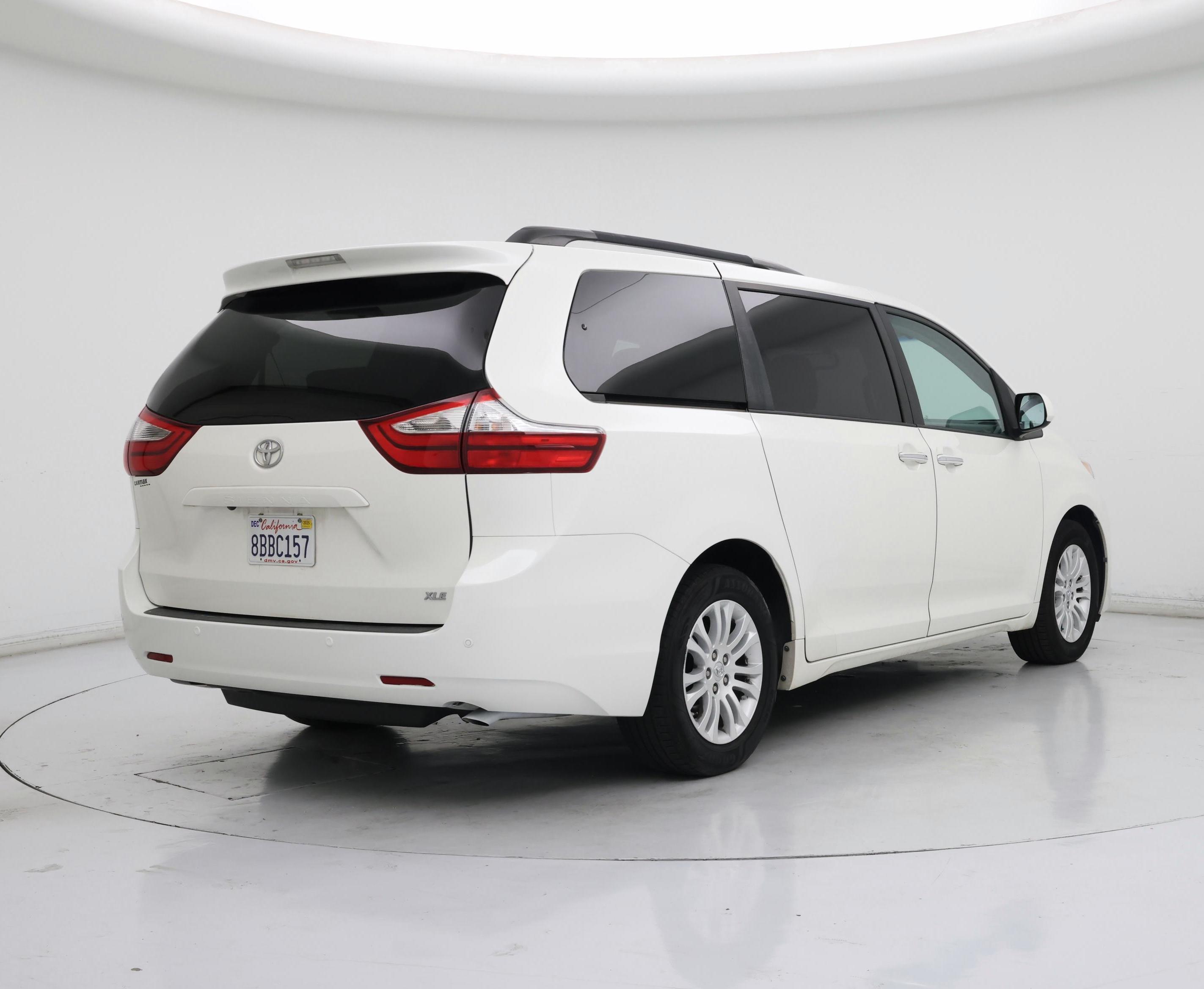 Thumbnail: 2017 Toyota Sienna - 8