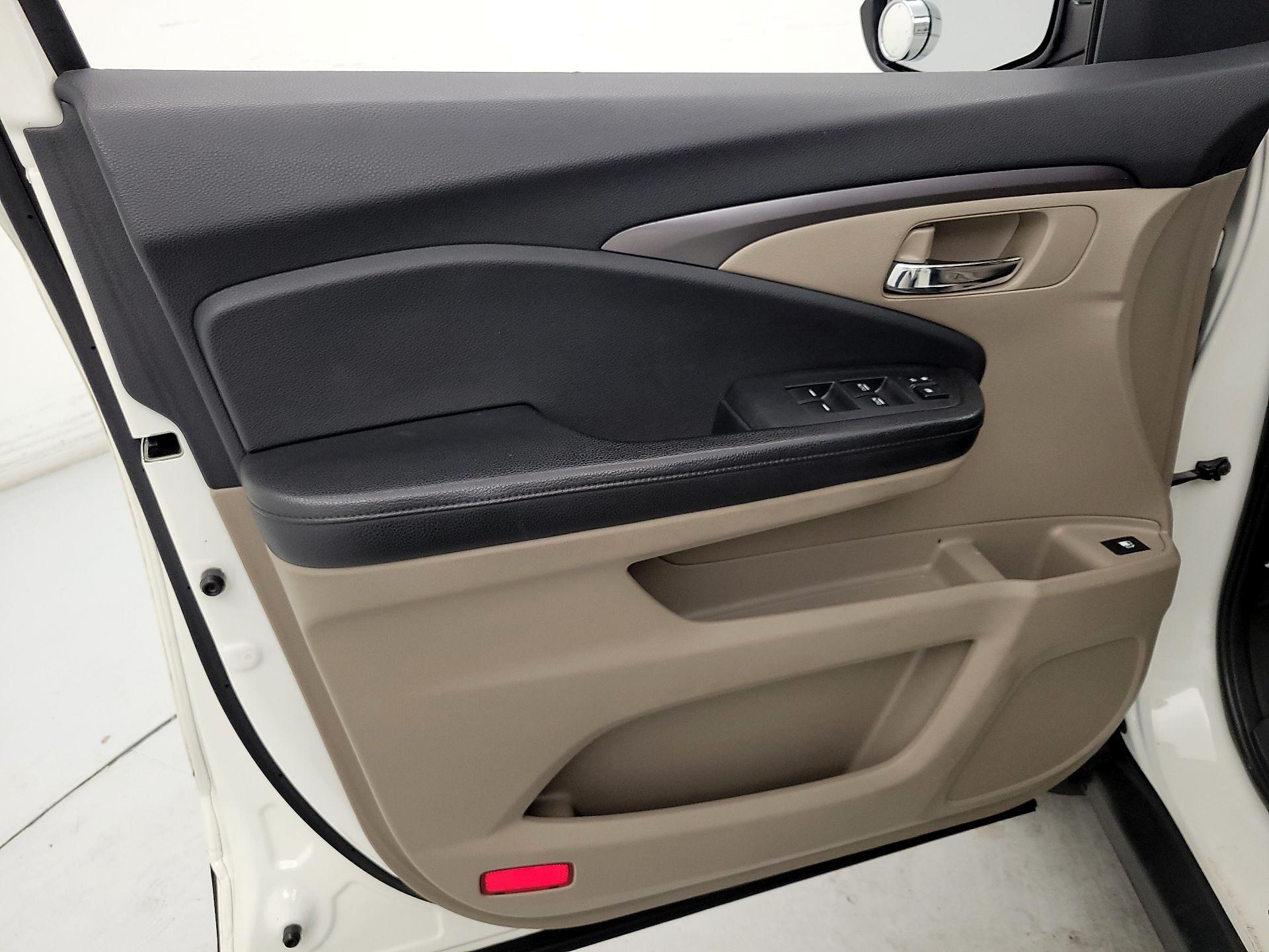 Thumbnail: 2017 Honda Pilot - 12