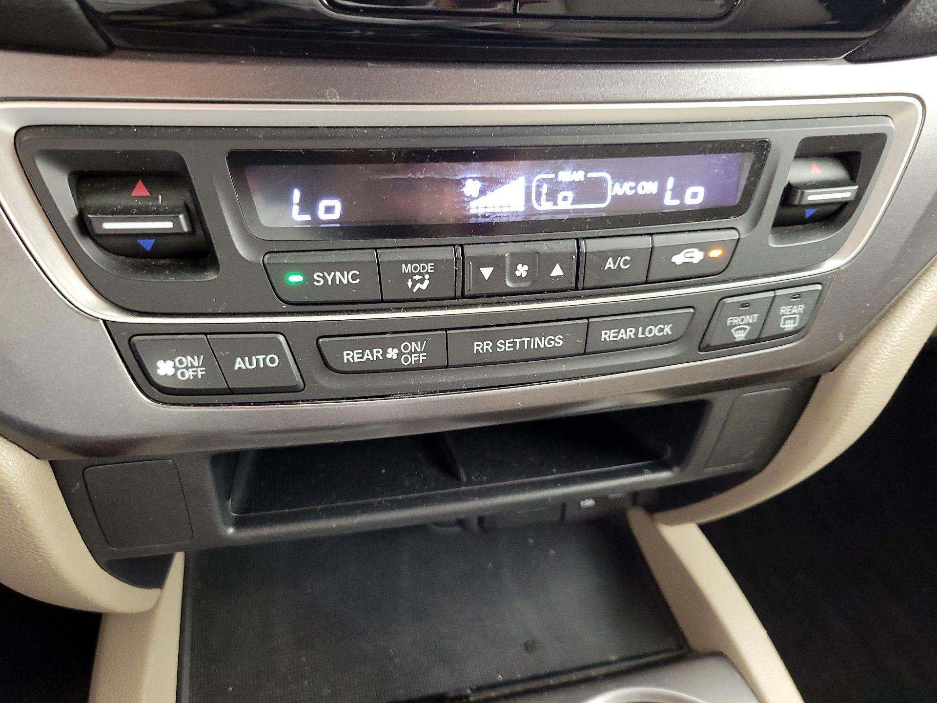 Thumbnail: 2017 Honda Pilot - 16