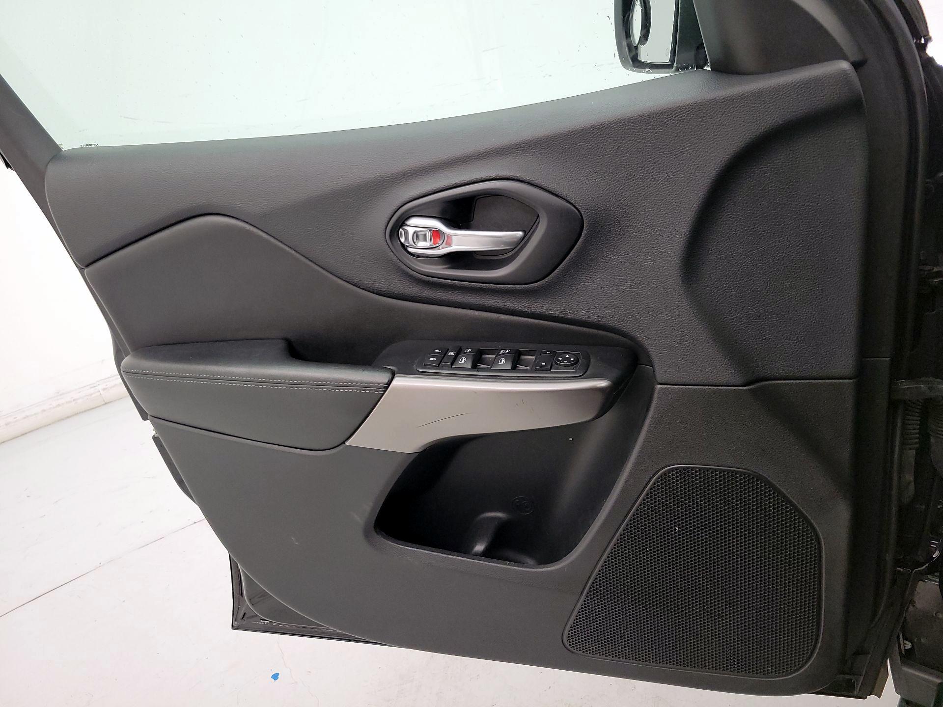 Thumbnail: 2019 Jeep Cherokee - 12