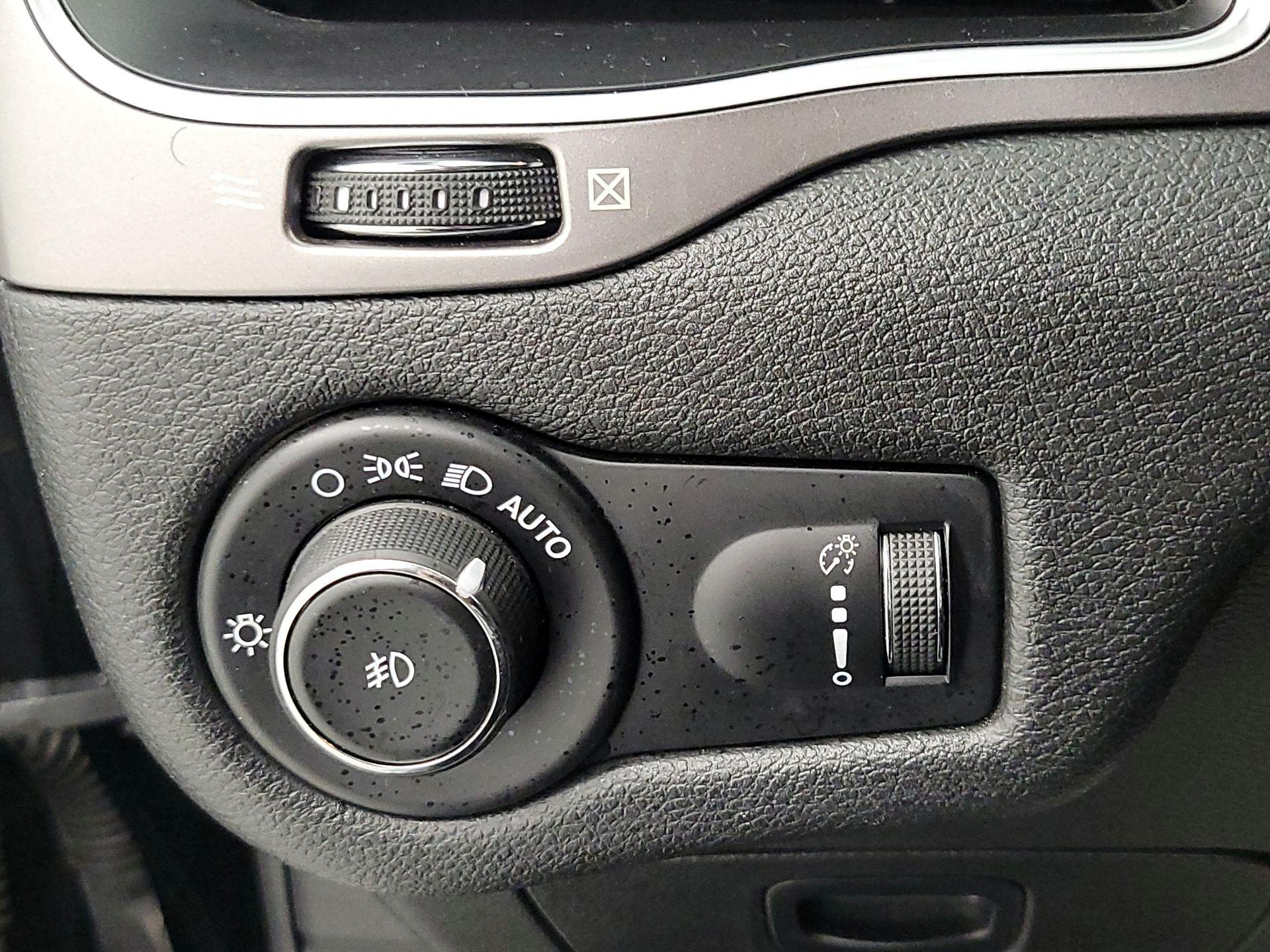 Thumbnail: 2019 Jeep Cherokee - 13