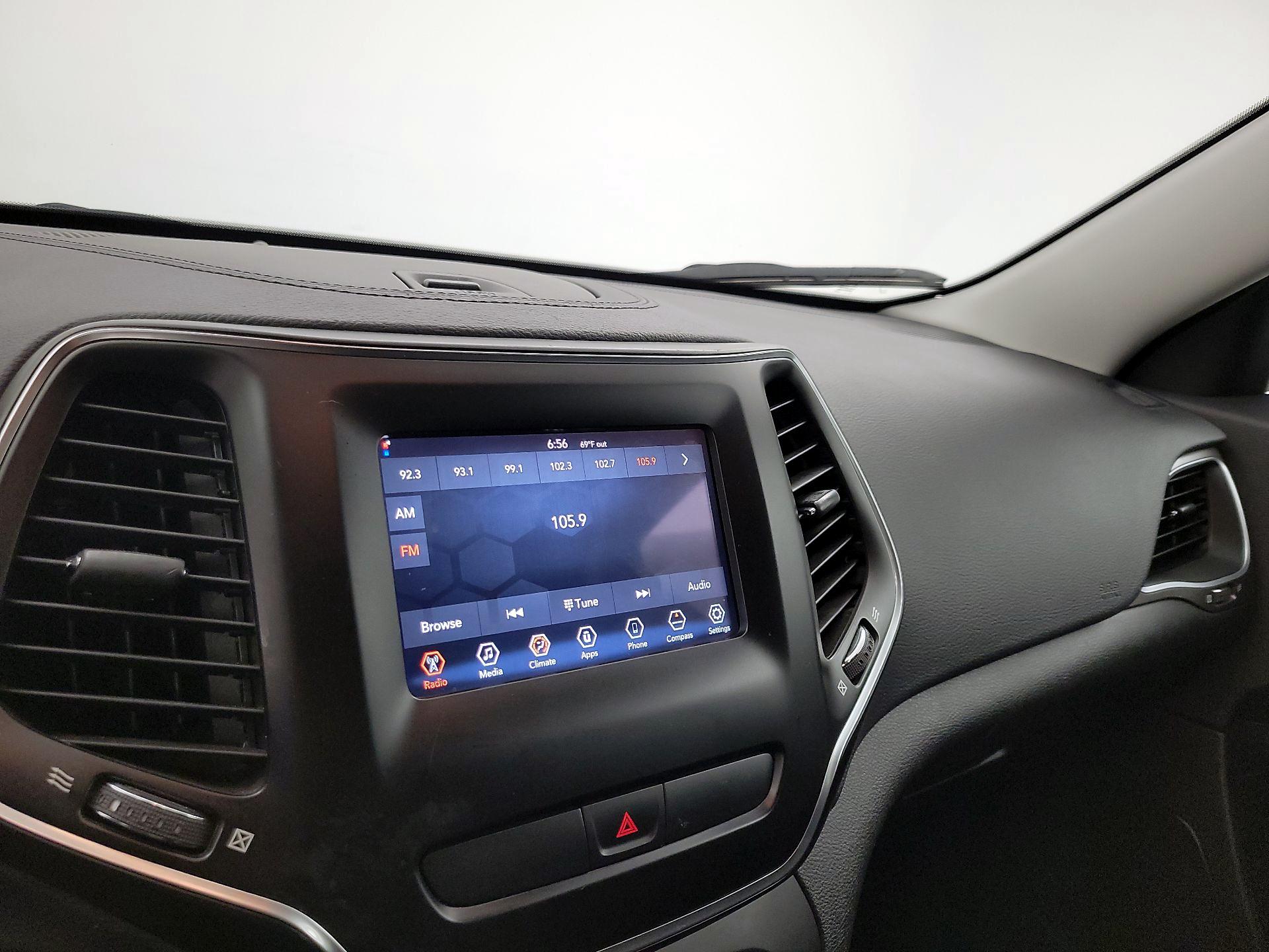 Thumbnail: 2019 Jeep Cherokee - 15