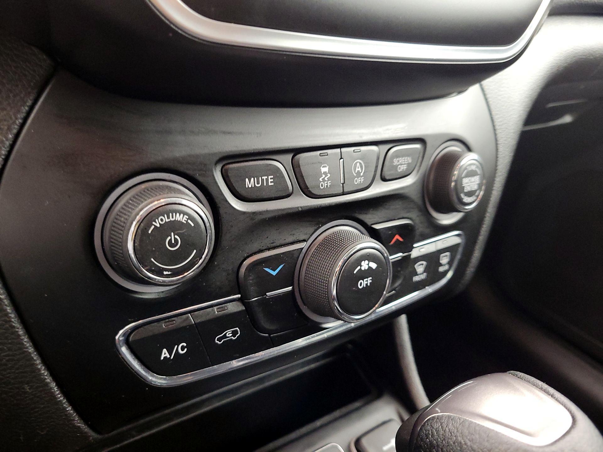 Thumbnail: 2019 Jeep Cherokee - 16