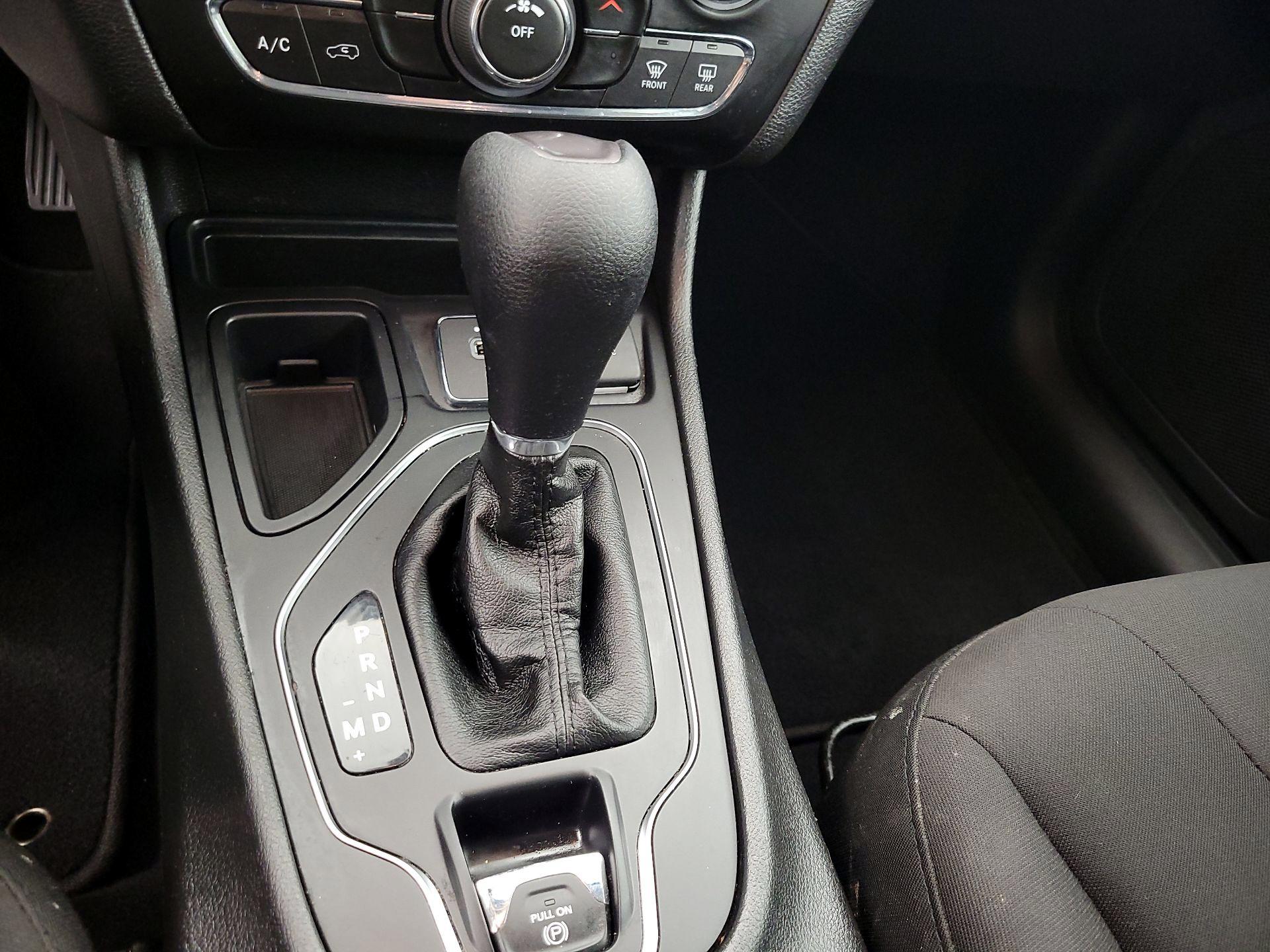 Thumbnail: 2019 Jeep Cherokee - 17