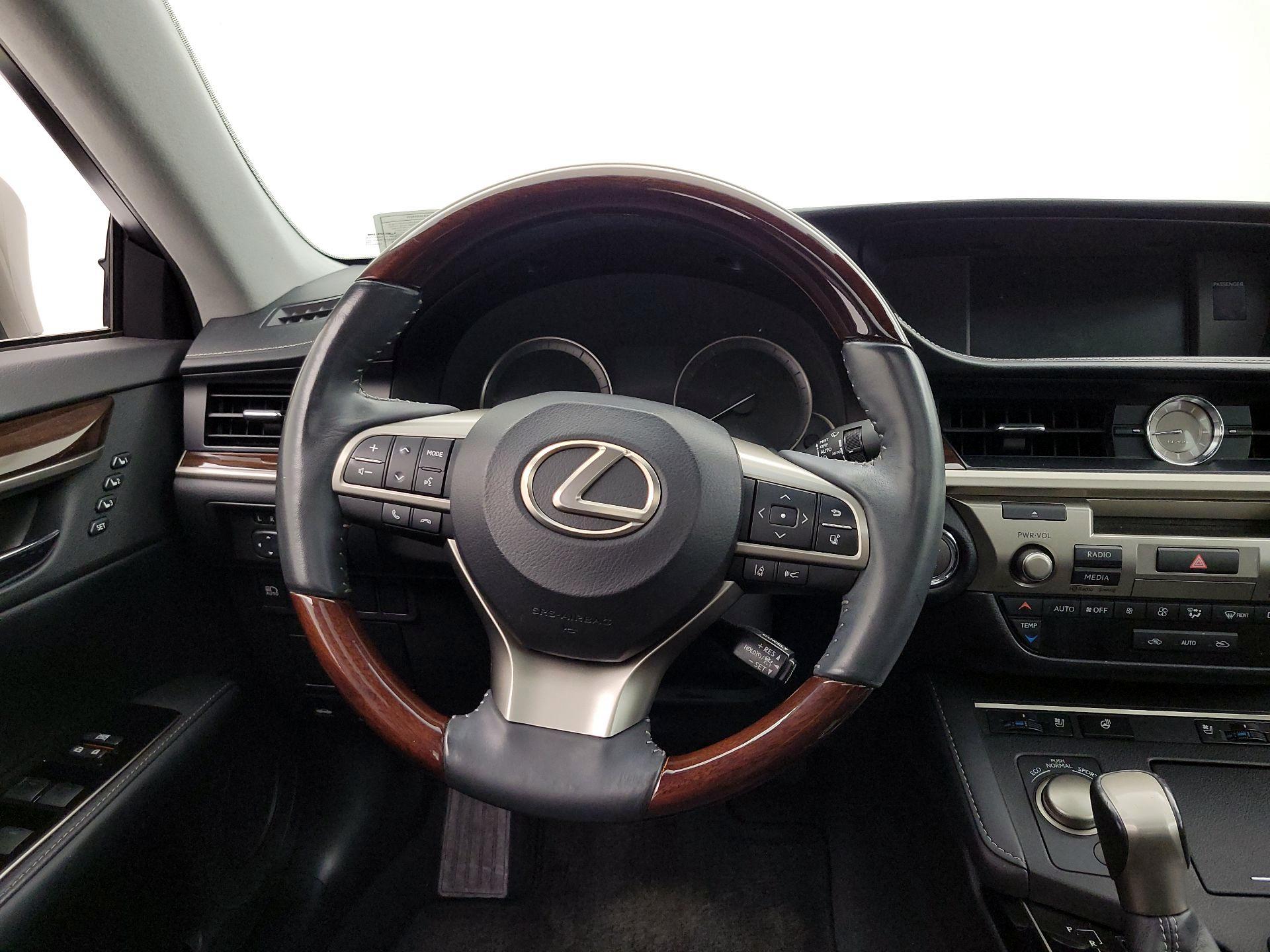 Thumbnail: 2017 Lexus ES - 10