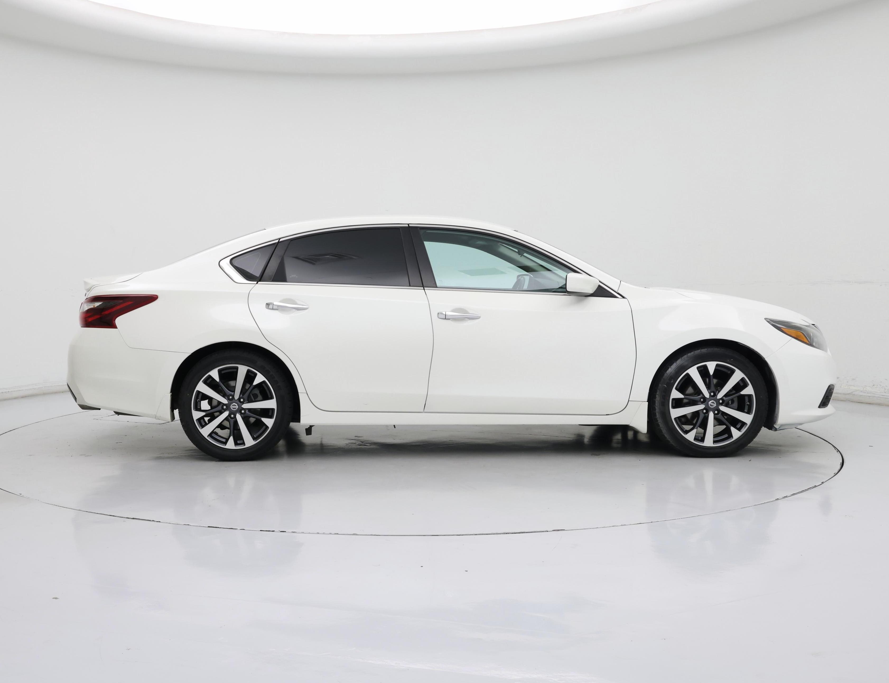Thumbnail: 2017 Nissan Altima - 7