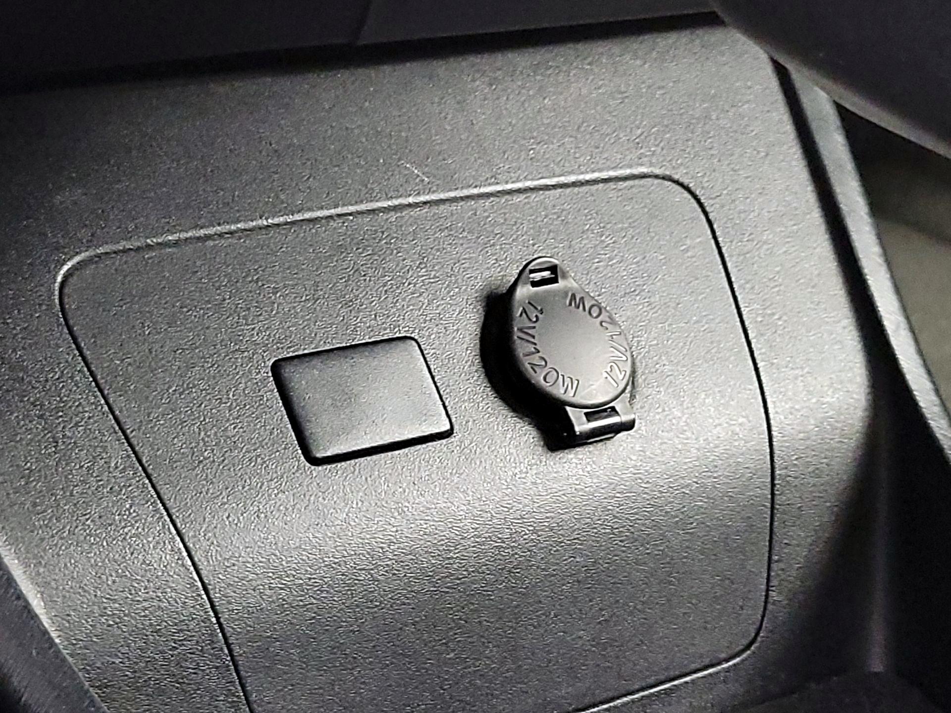 Thumbnail: 2014 Toyota Prius - 17