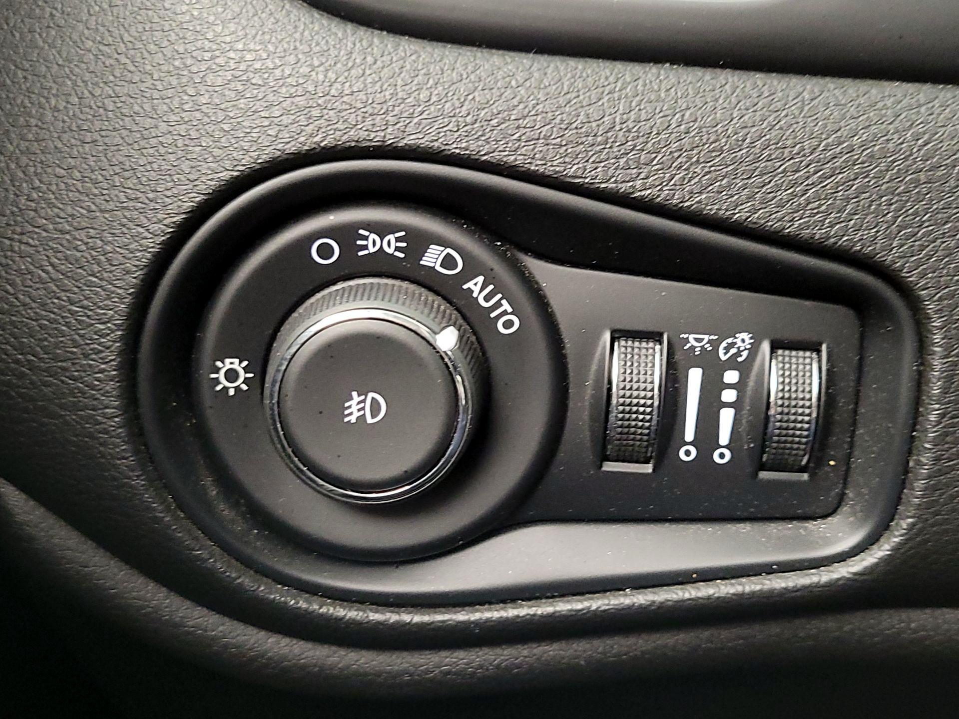 Thumbnail: 2016 Jeep Renegade - 13