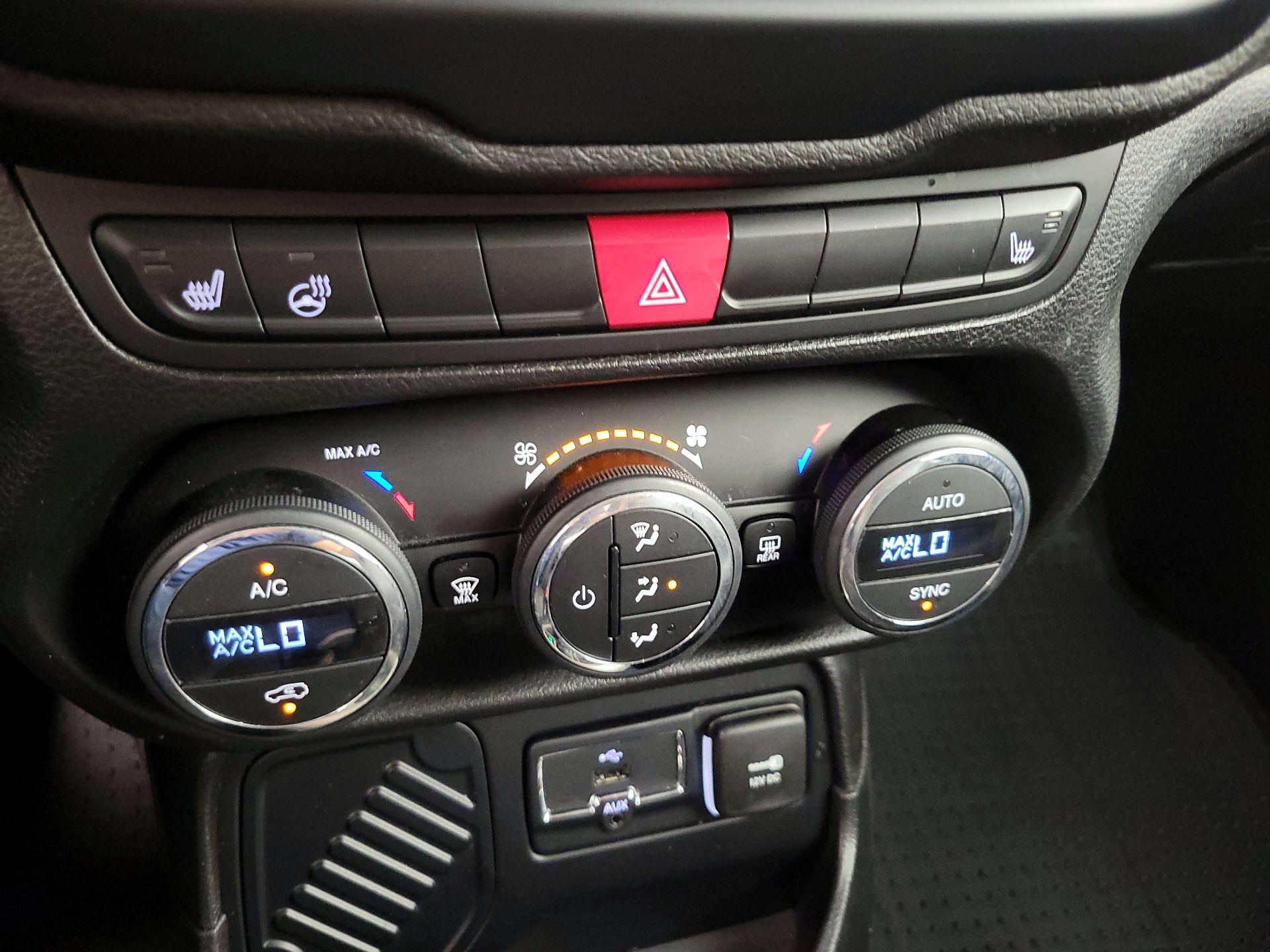 Thumbnail: 2016 Jeep Renegade - 17