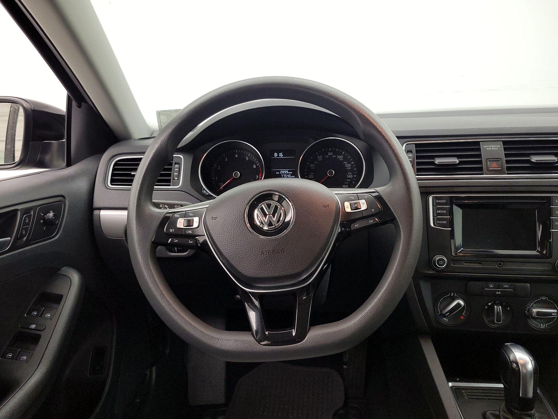 Thumbnail: 2017 Volkswagen Jetta - 10