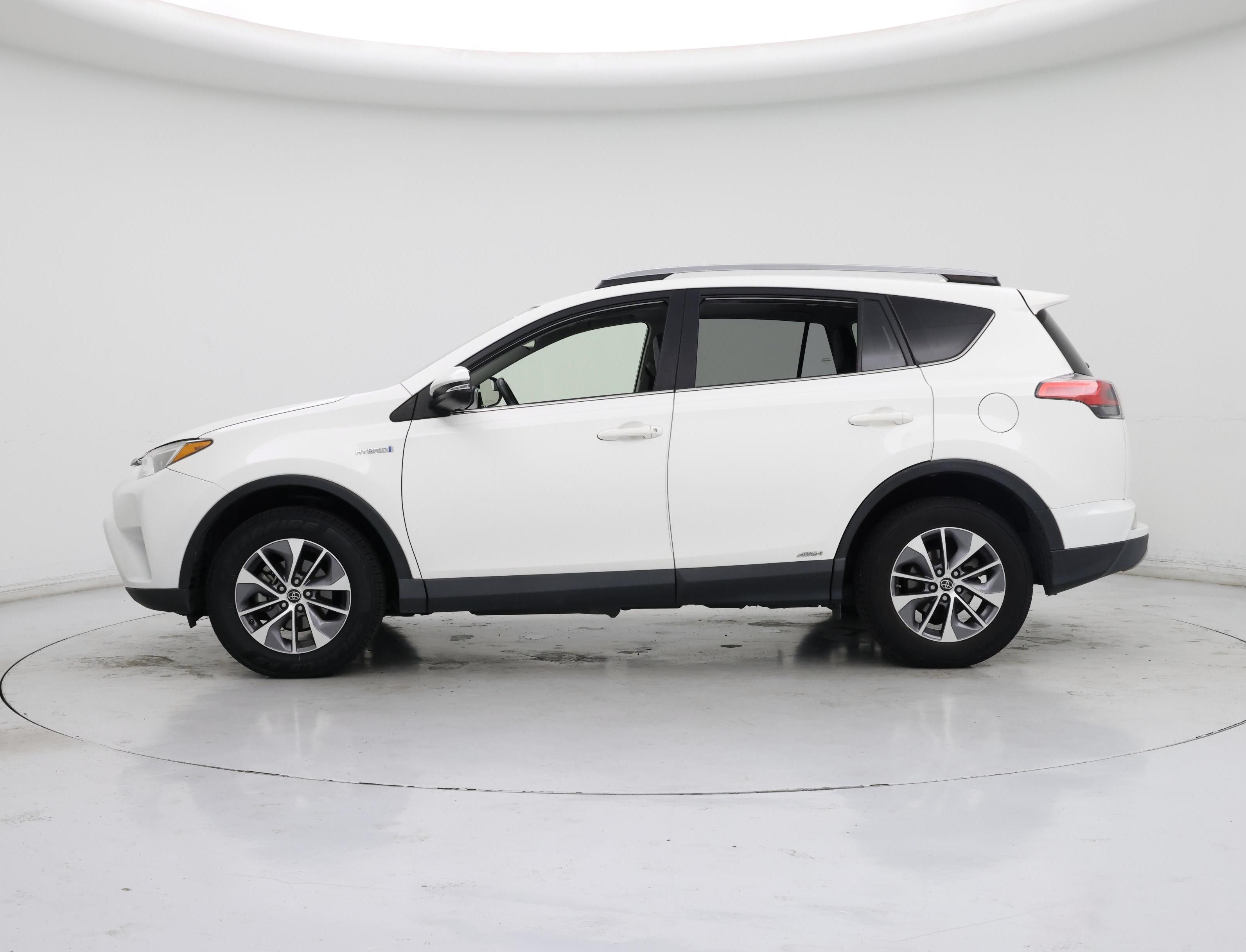Thumbnail: 2018 Toyota RAV4 - 3