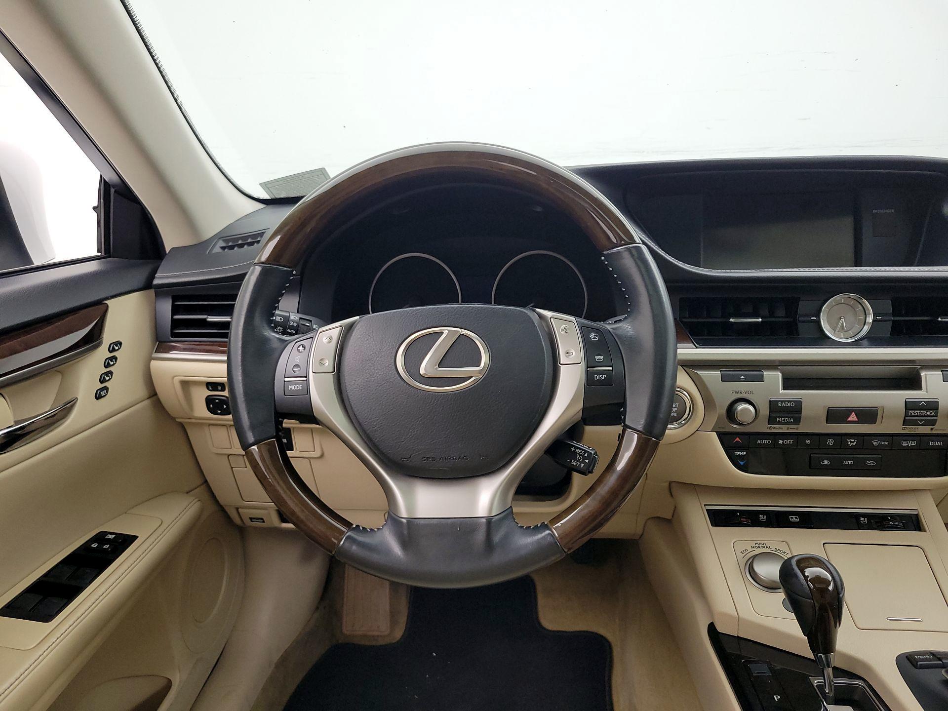 Thumbnail: 2014 Lexus ES - 10
