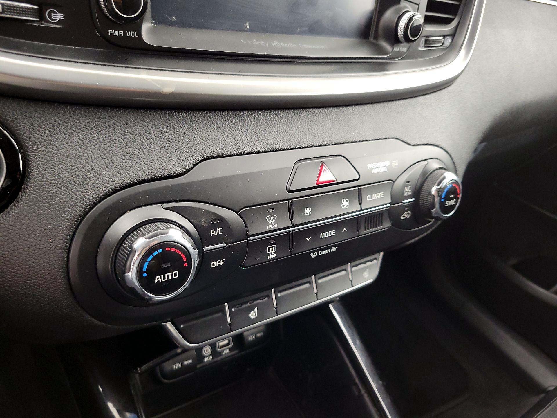 Thumbnail: 2016 Kia Sorento - 16
