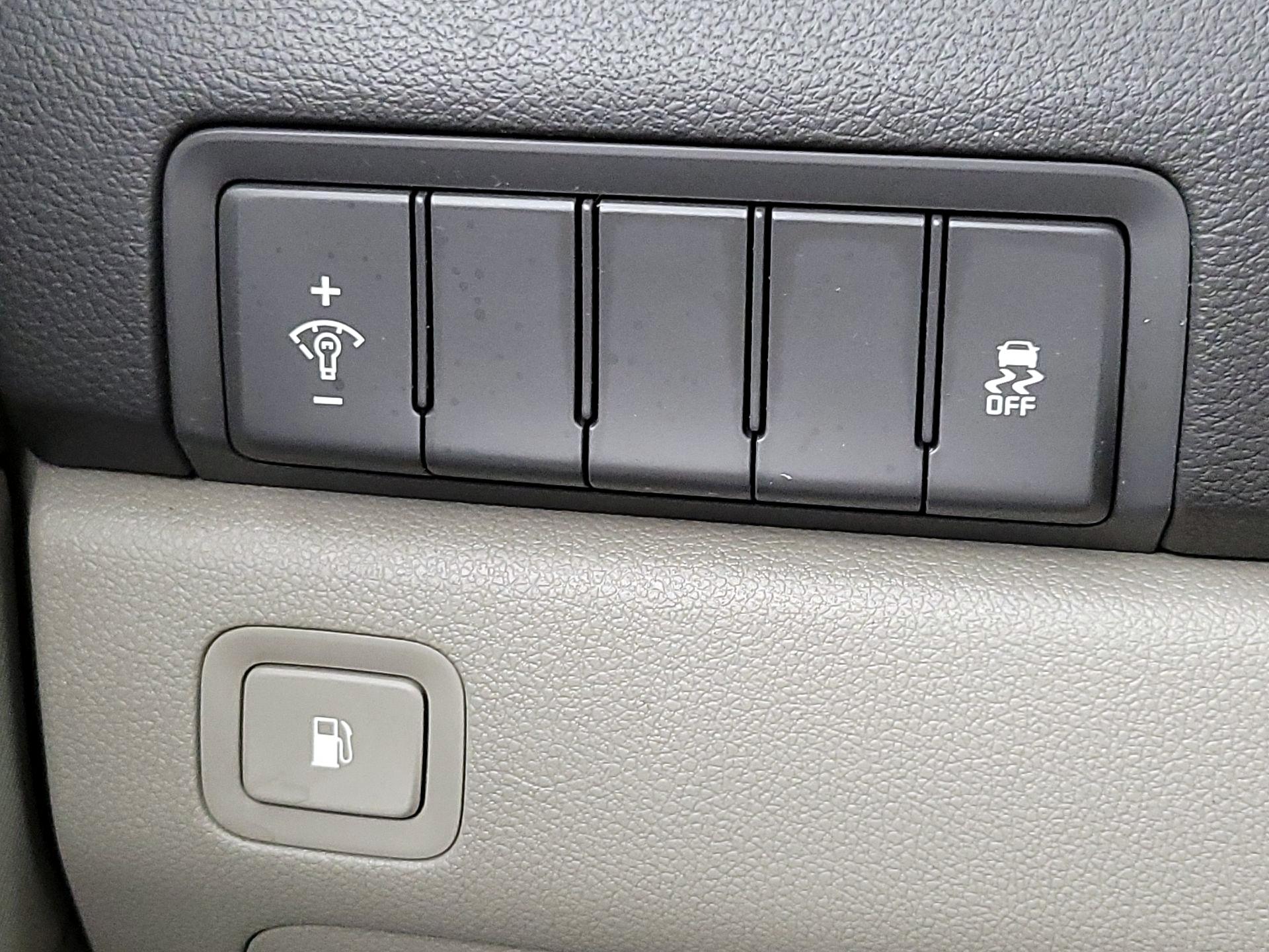 Thumbnail: 2016 Kia Sedona - 13