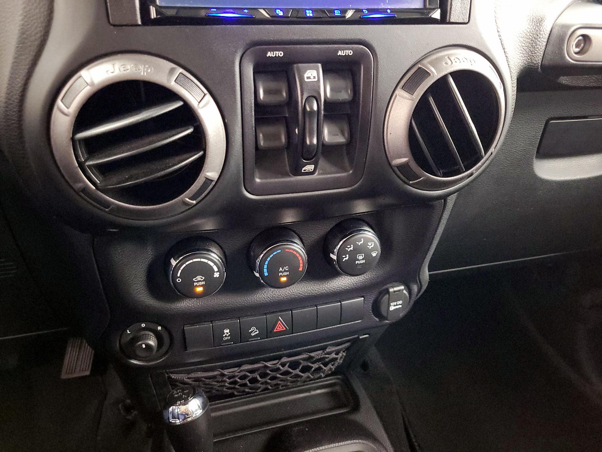 Thumbnail: 2015 Jeep Wrangler - 14