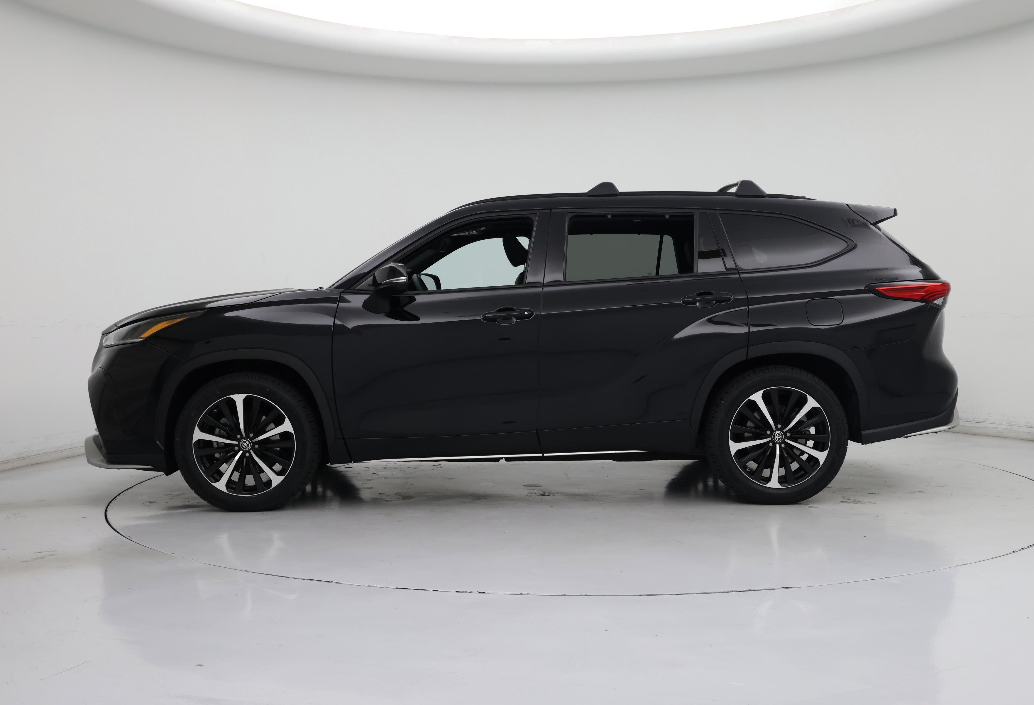Thumbnail: 2021 Toyota Highlander - 3