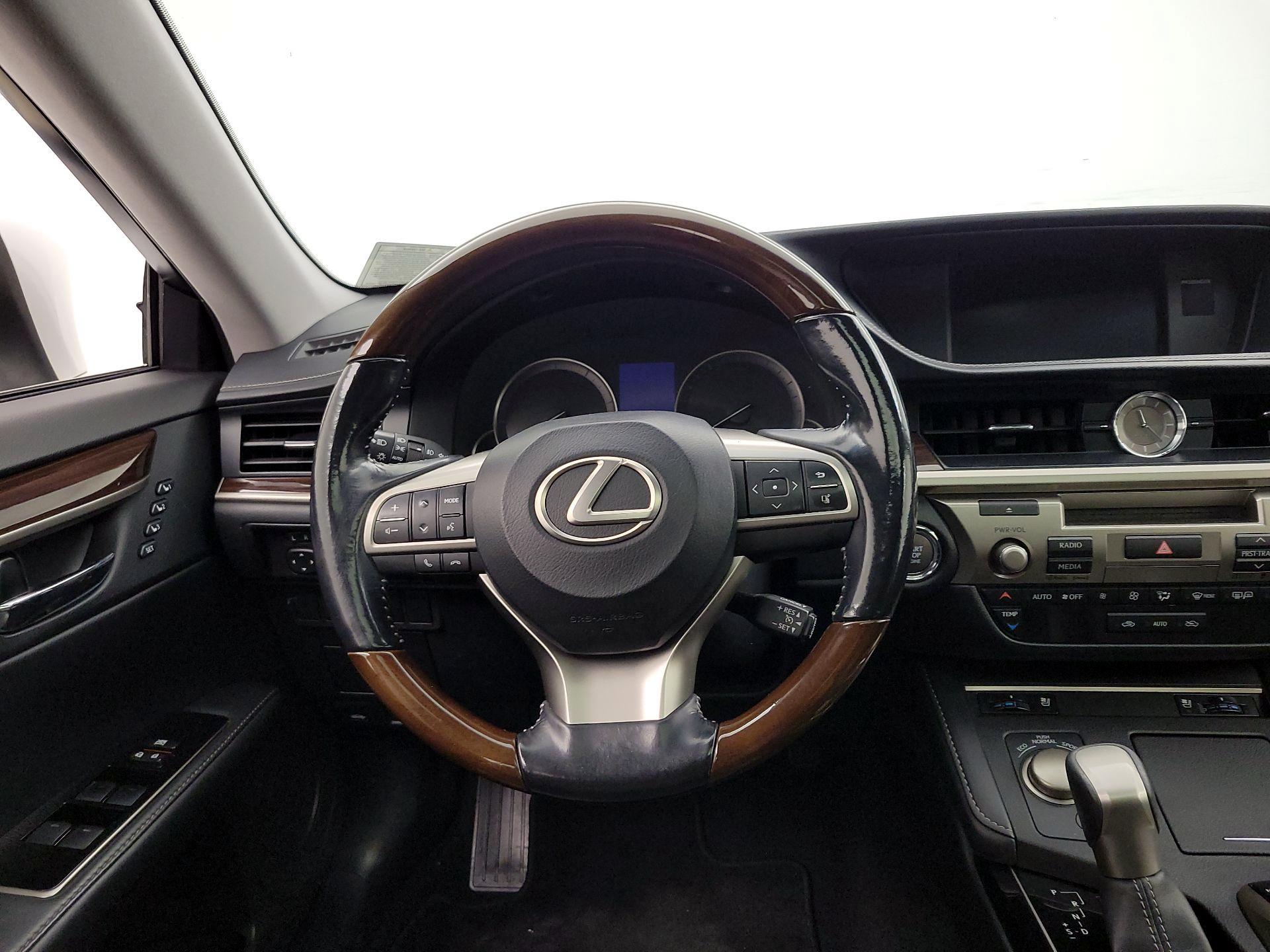 Thumbnail: 2016 Lexus ES - 10