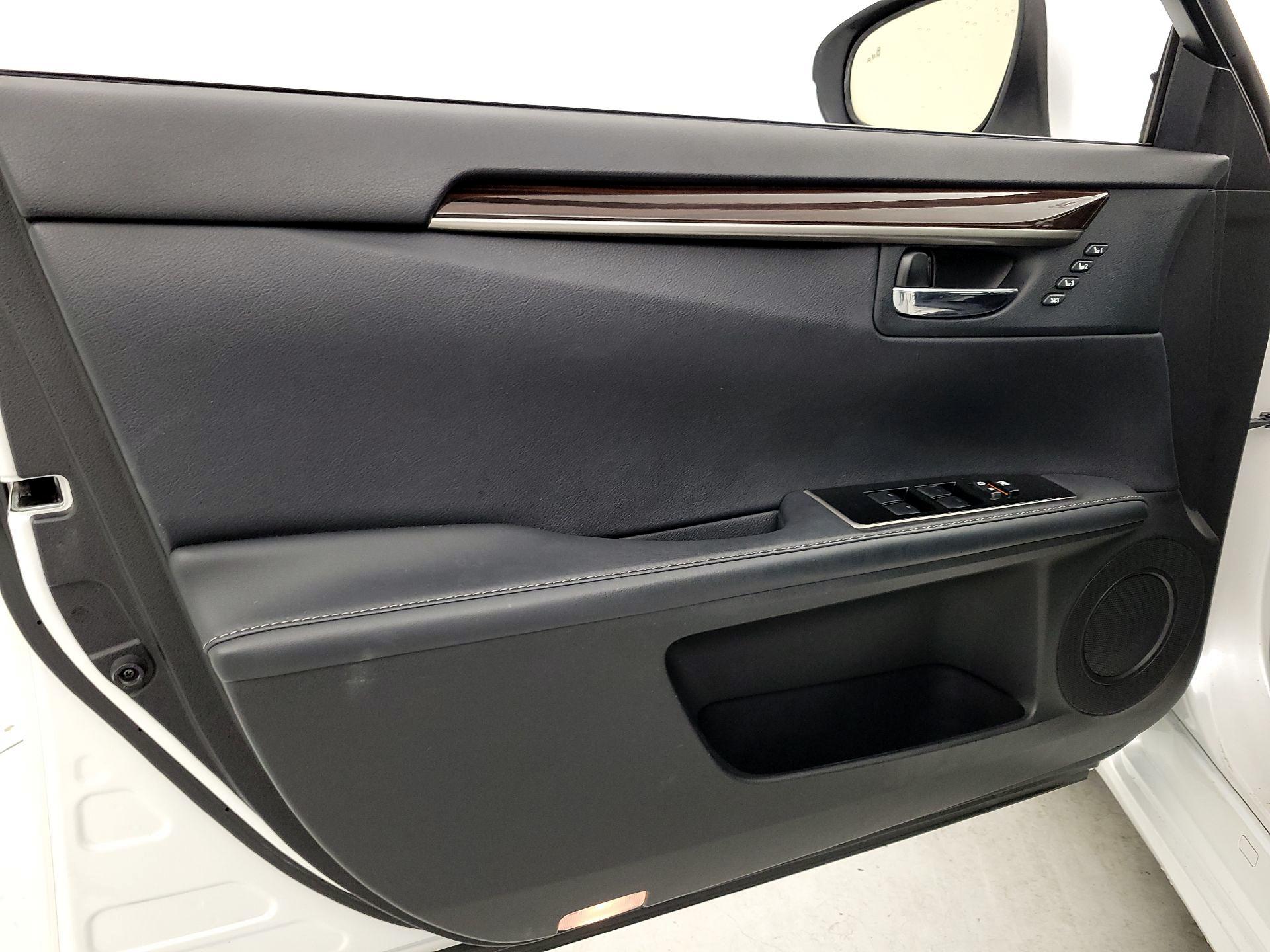Thumbnail: 2016 Lexus ES - 12